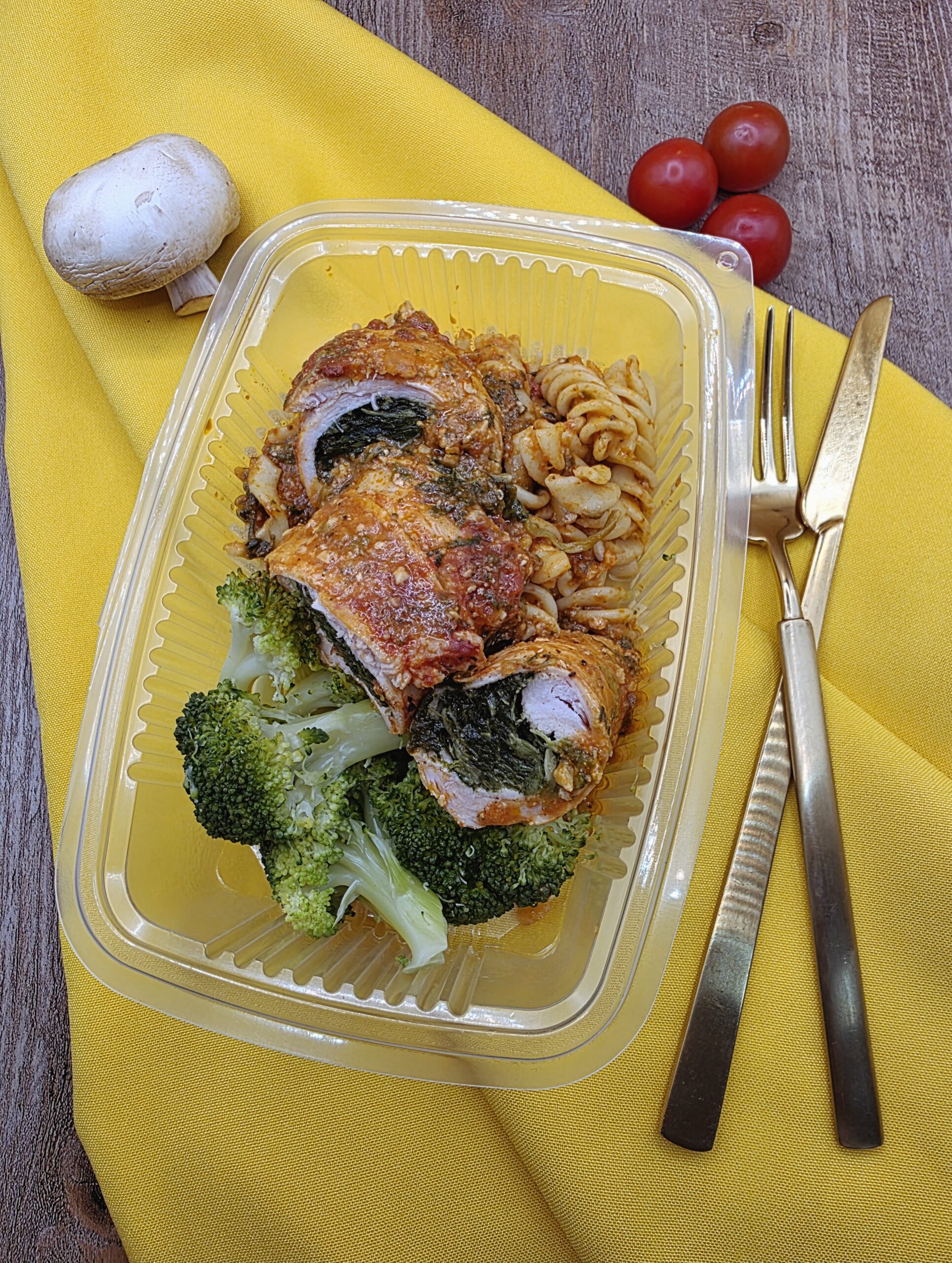 Rolinhos de peru com espinafres e mozzarella, fusilli e brócolos