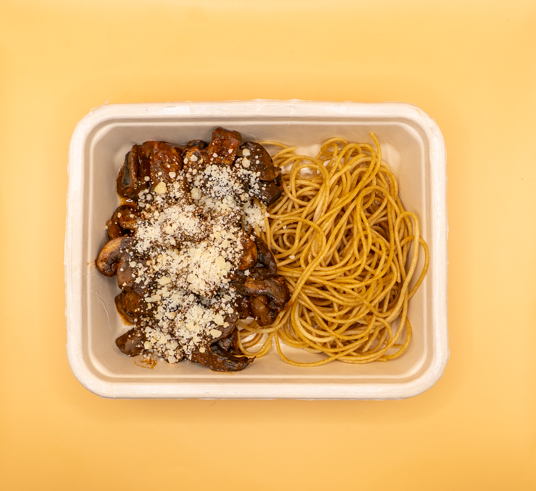 Bolonhesa de cogumelos com esparguete e queijo parmesão (vegetariano)