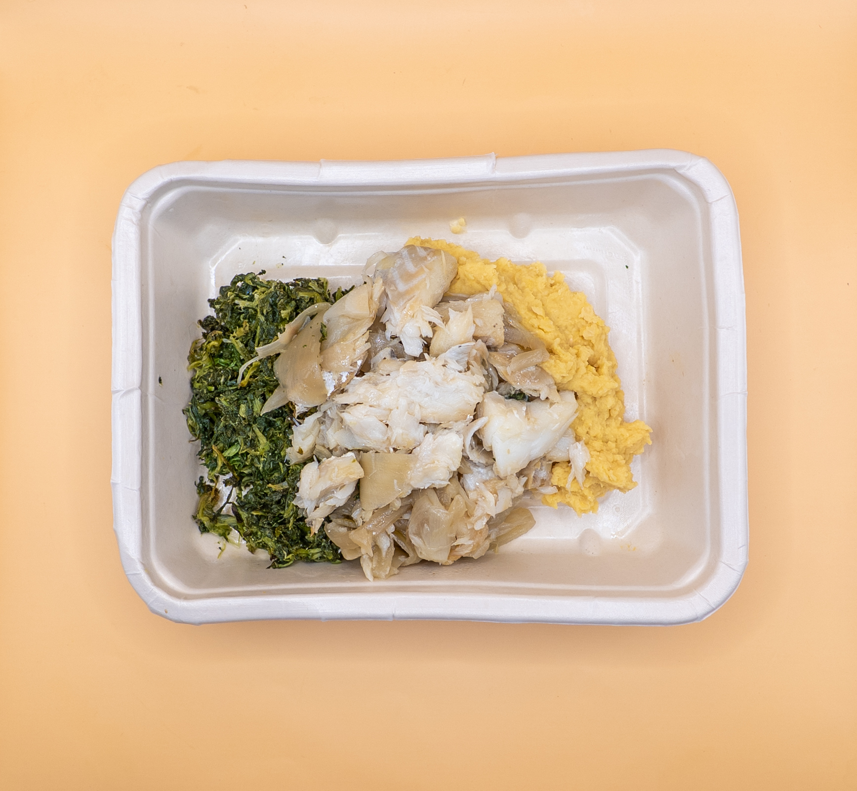 Bacalhau lascado com puré de grão de bico e grelos