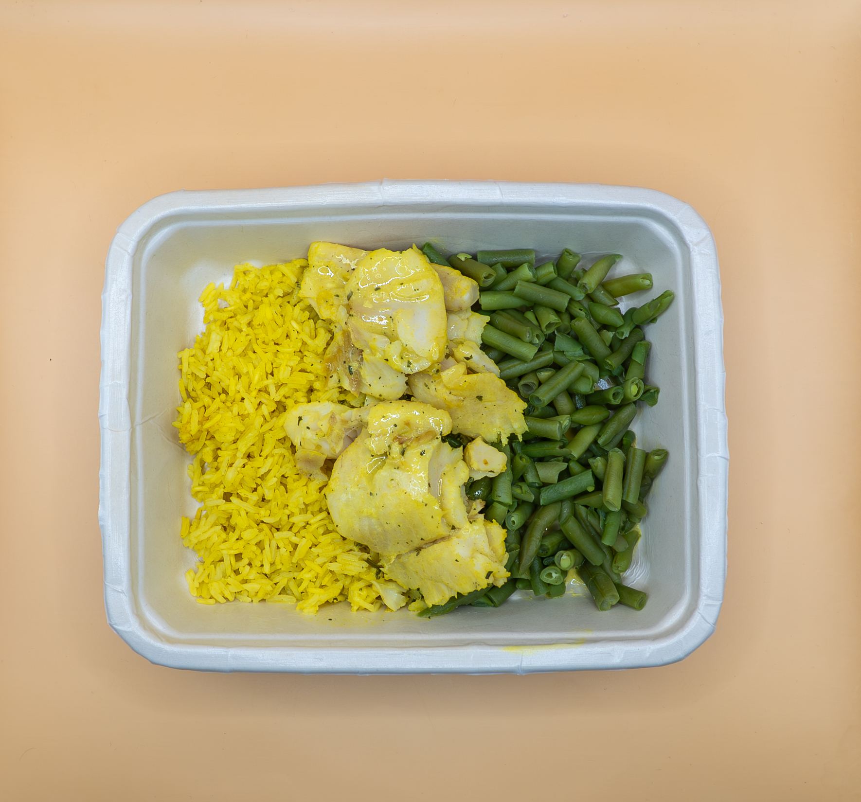 Pescada com molho de coco, arroz de açafrão e feijão verde