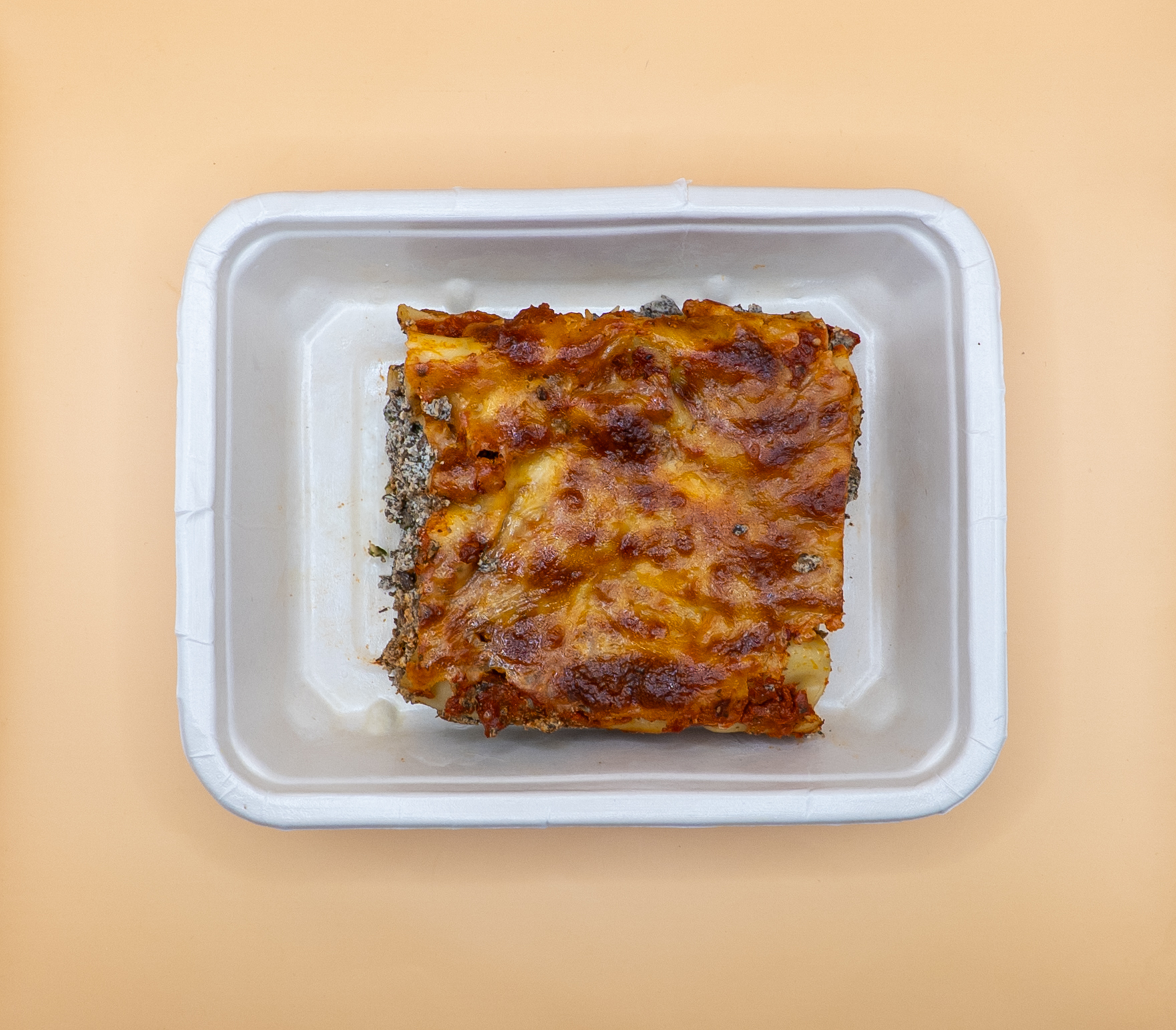 Canelones recheados com cogumelos, ricotta e salsa (vegetariano)