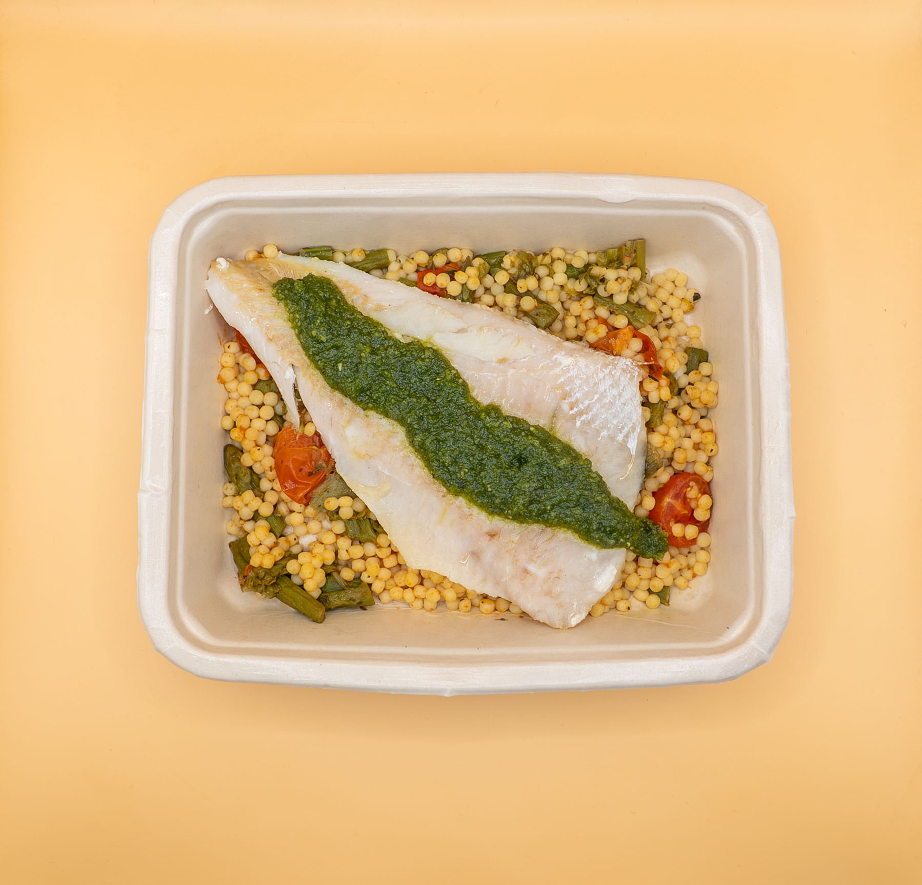 Filete de pescada com molho pesto, couscous largo, espargos e tomate cherry