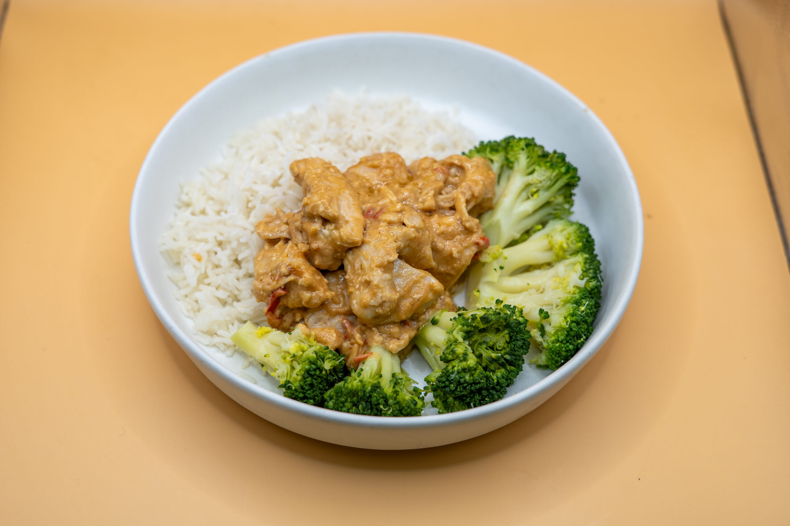 Frango com molho de amendoim, arroz basmati e brócolos - Image 3