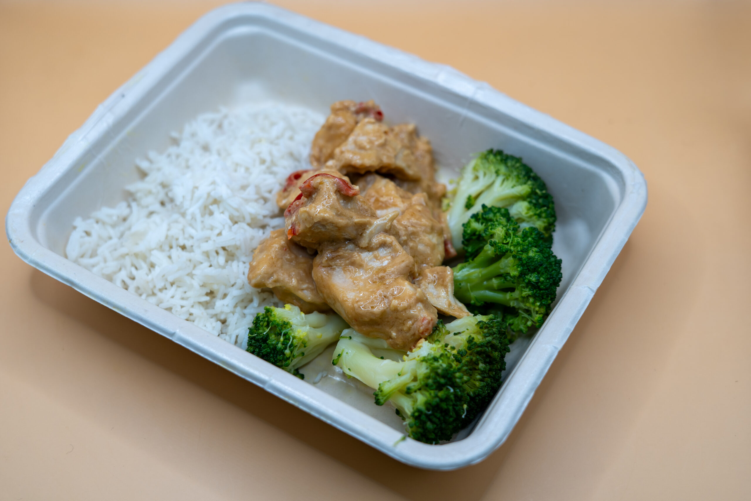 Frango com molho de amendoim, arroz basmati e brócolos - Image 4