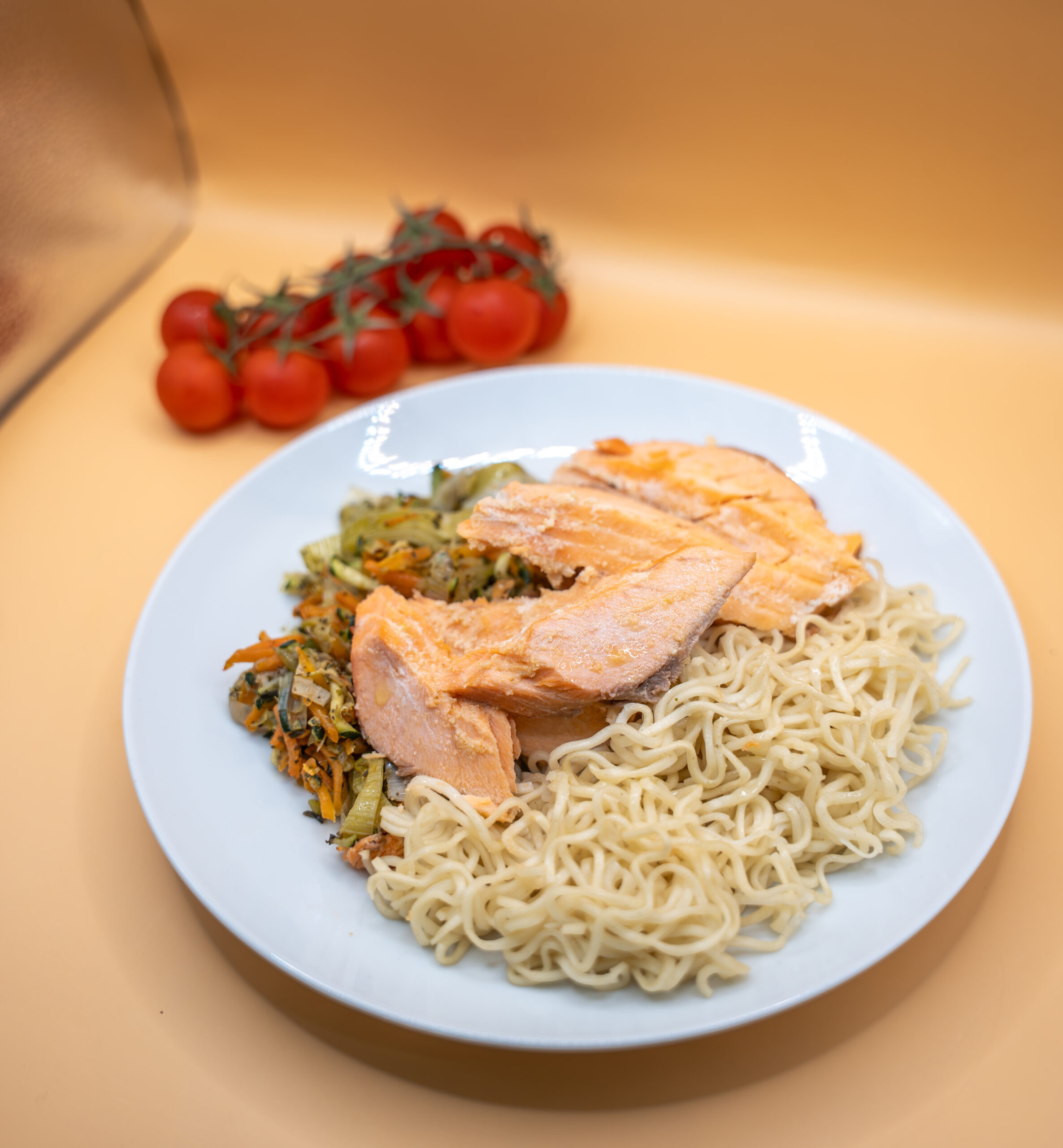 Lascas de salmão com noodles e vegetais salteados - Image 2