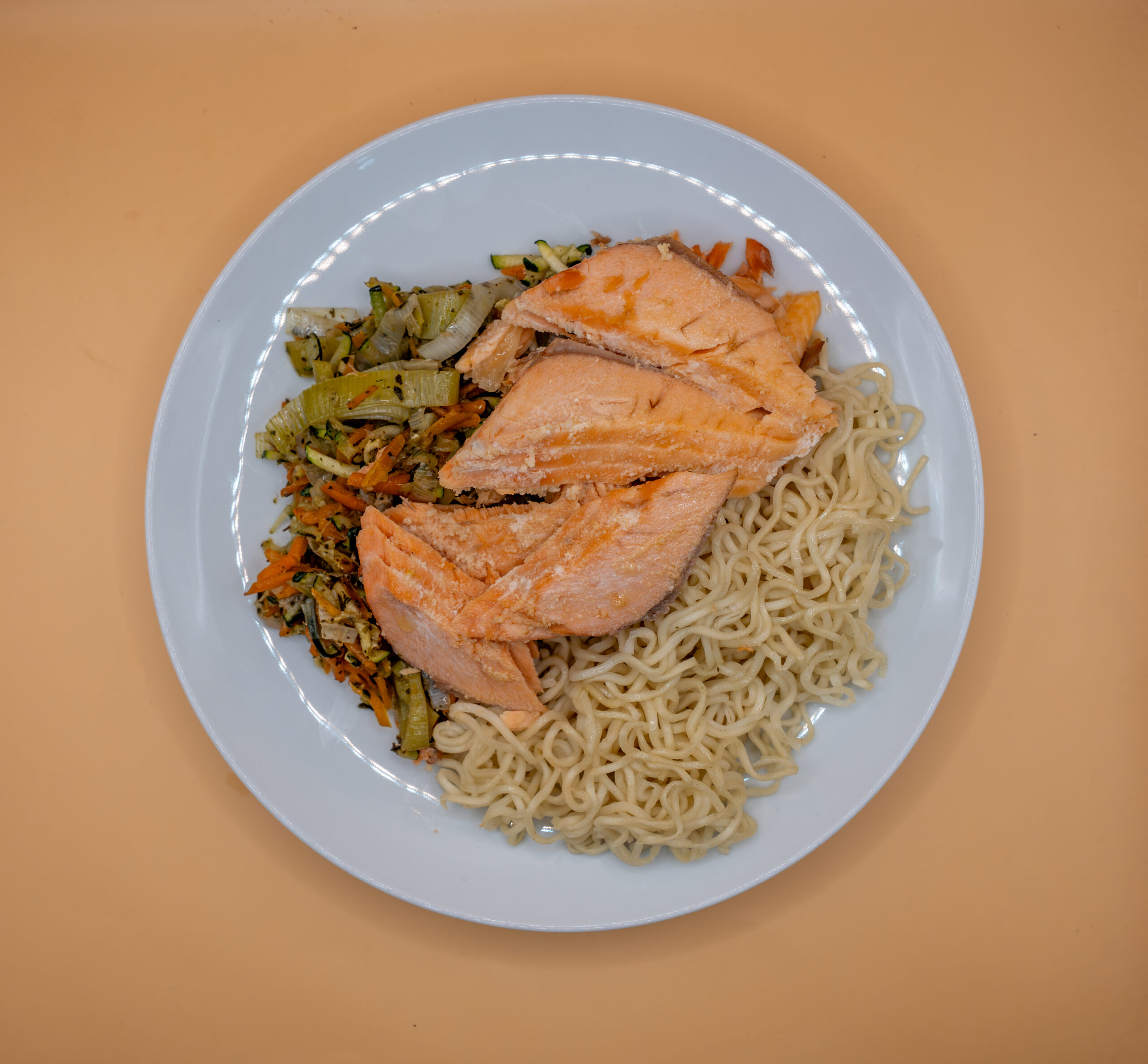 Lascas de salmão com noodles e vegetais salteados - Image 3