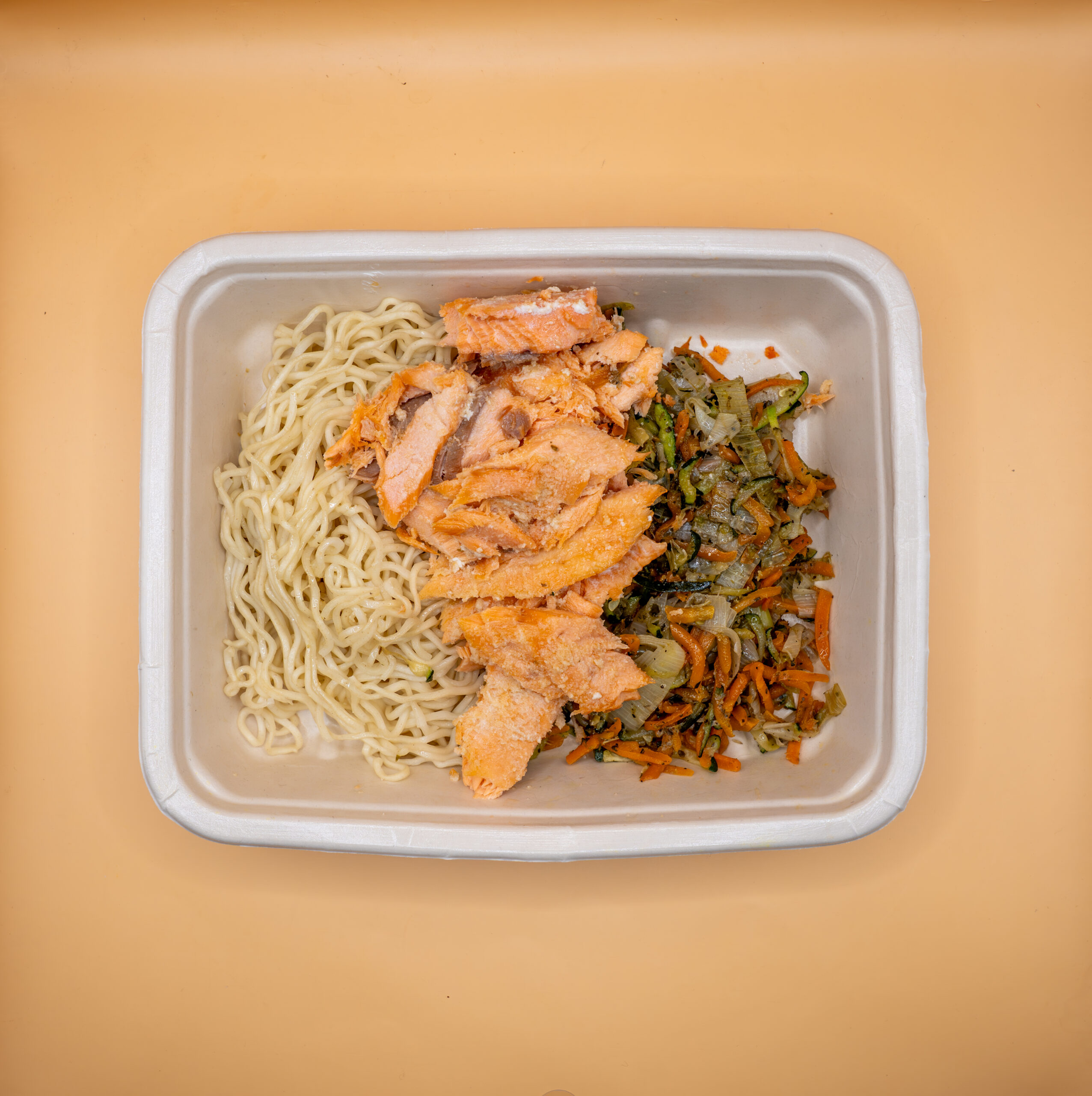 Lascas de salmão com noodles e vegetais salteados
