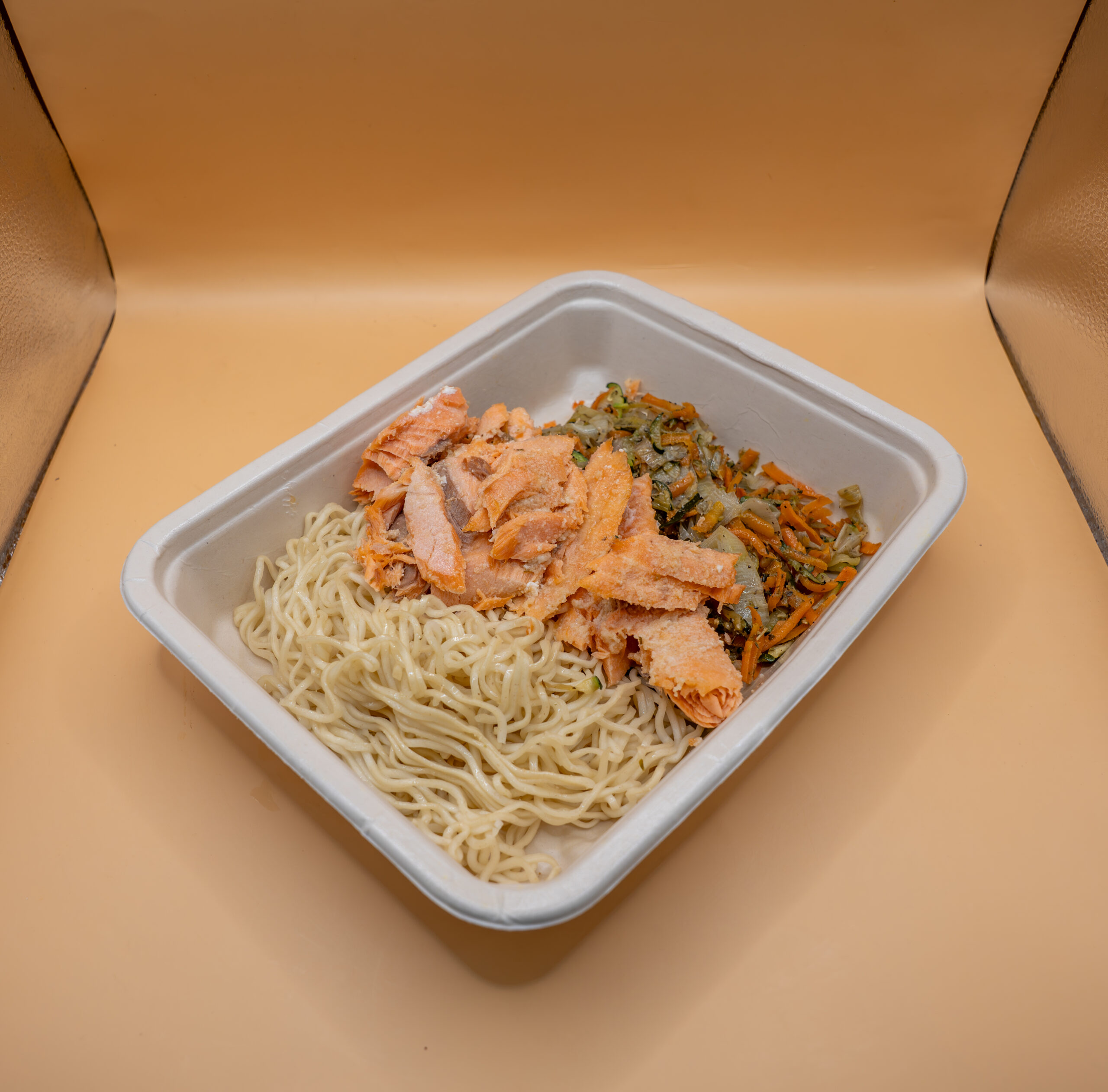 Lascas de salmão com noodles e vegetais salteados - Image 4