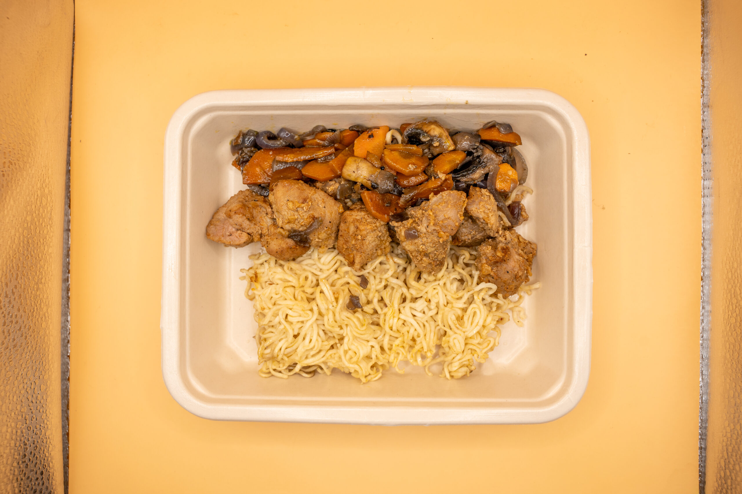 Lombinho aos cubos com vegetais salteados e noodles - Image 2