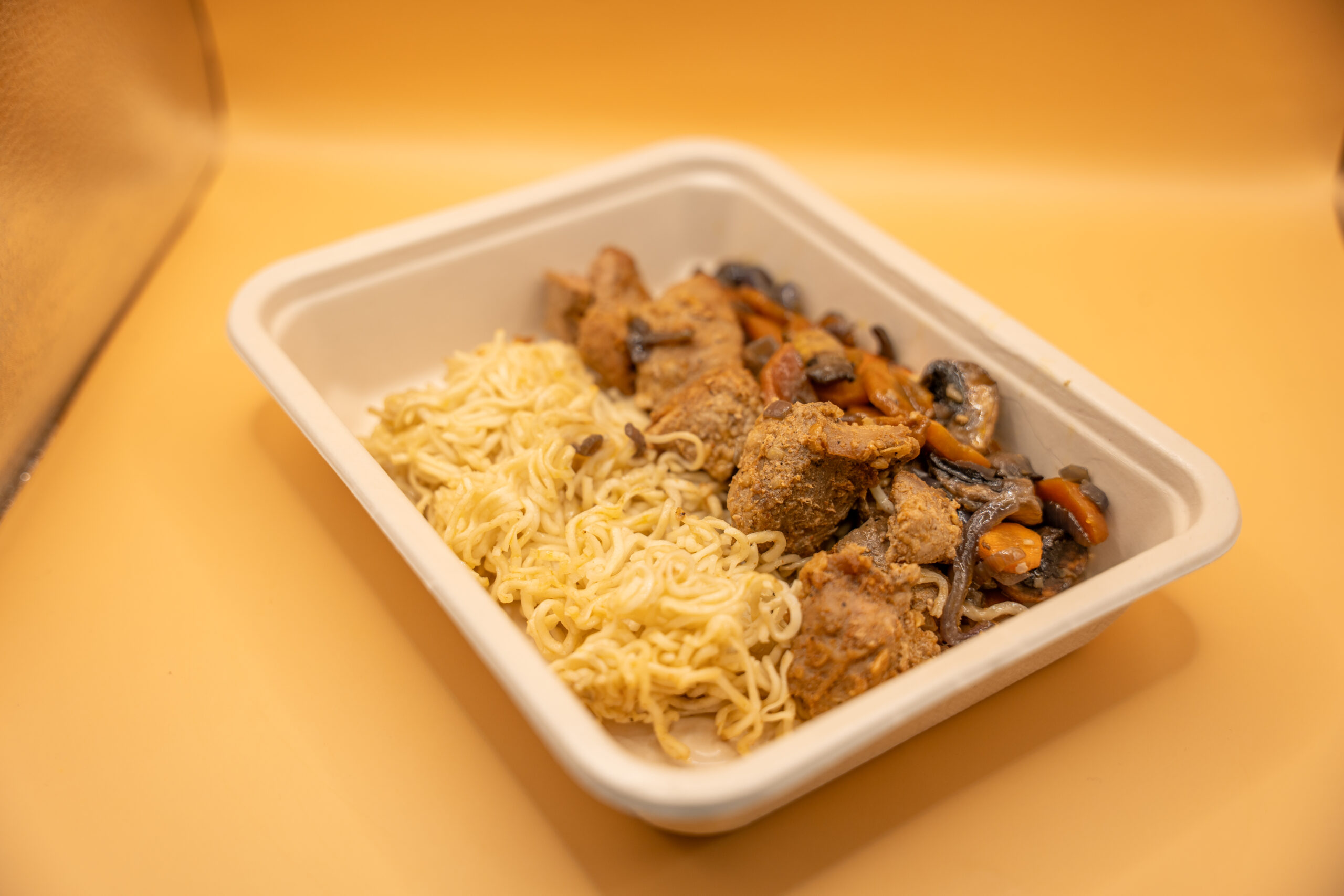 Lombinho aos cubos com vegetais salteados e noodles - Image 3