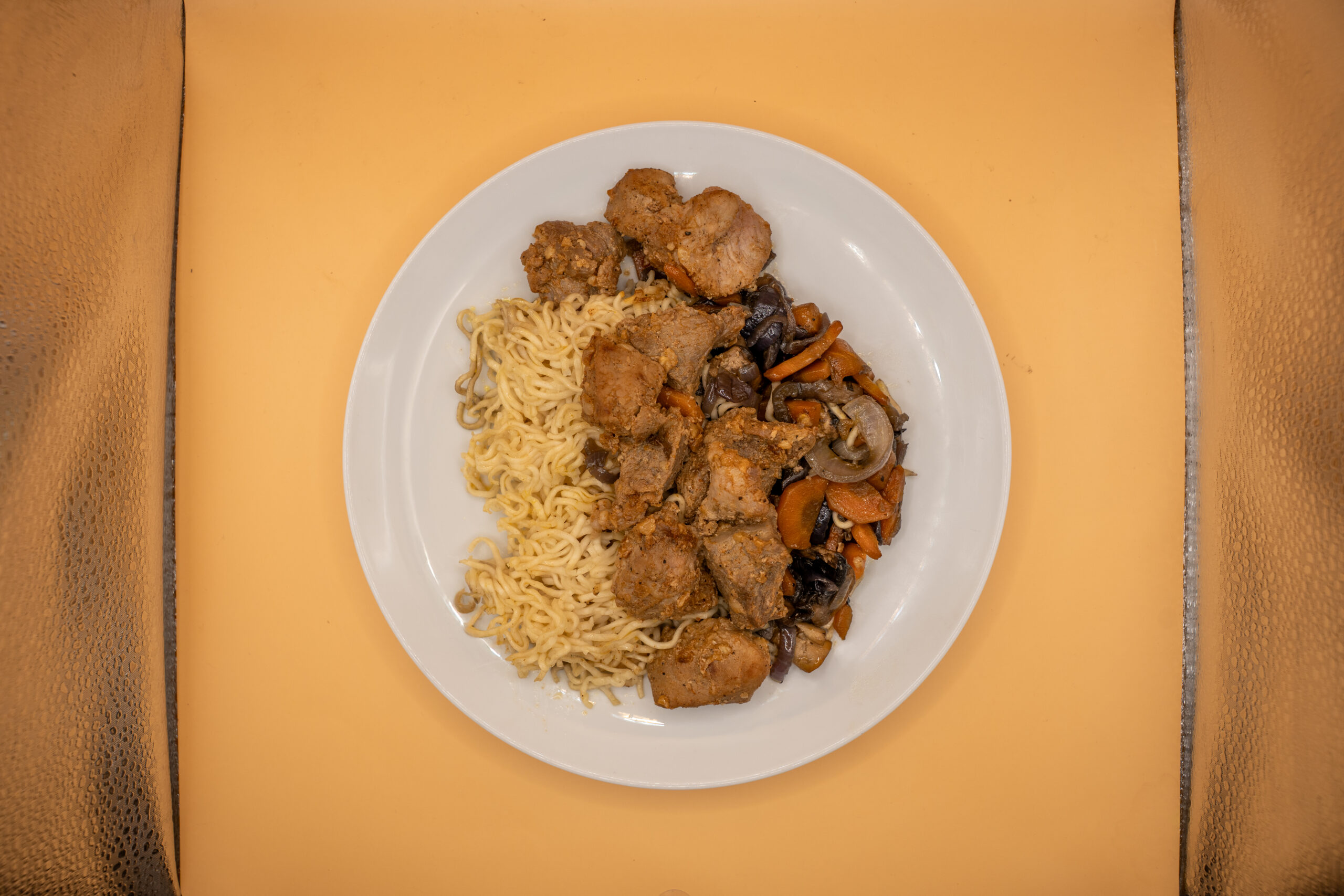Lombinho aos cubos com vegetais salteados e noodles - Image 4