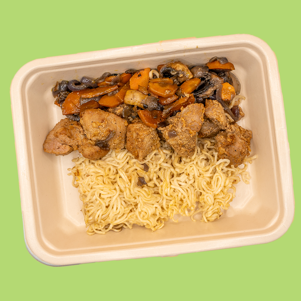 Lombinho aos cubos com vegetais salteados e noodles