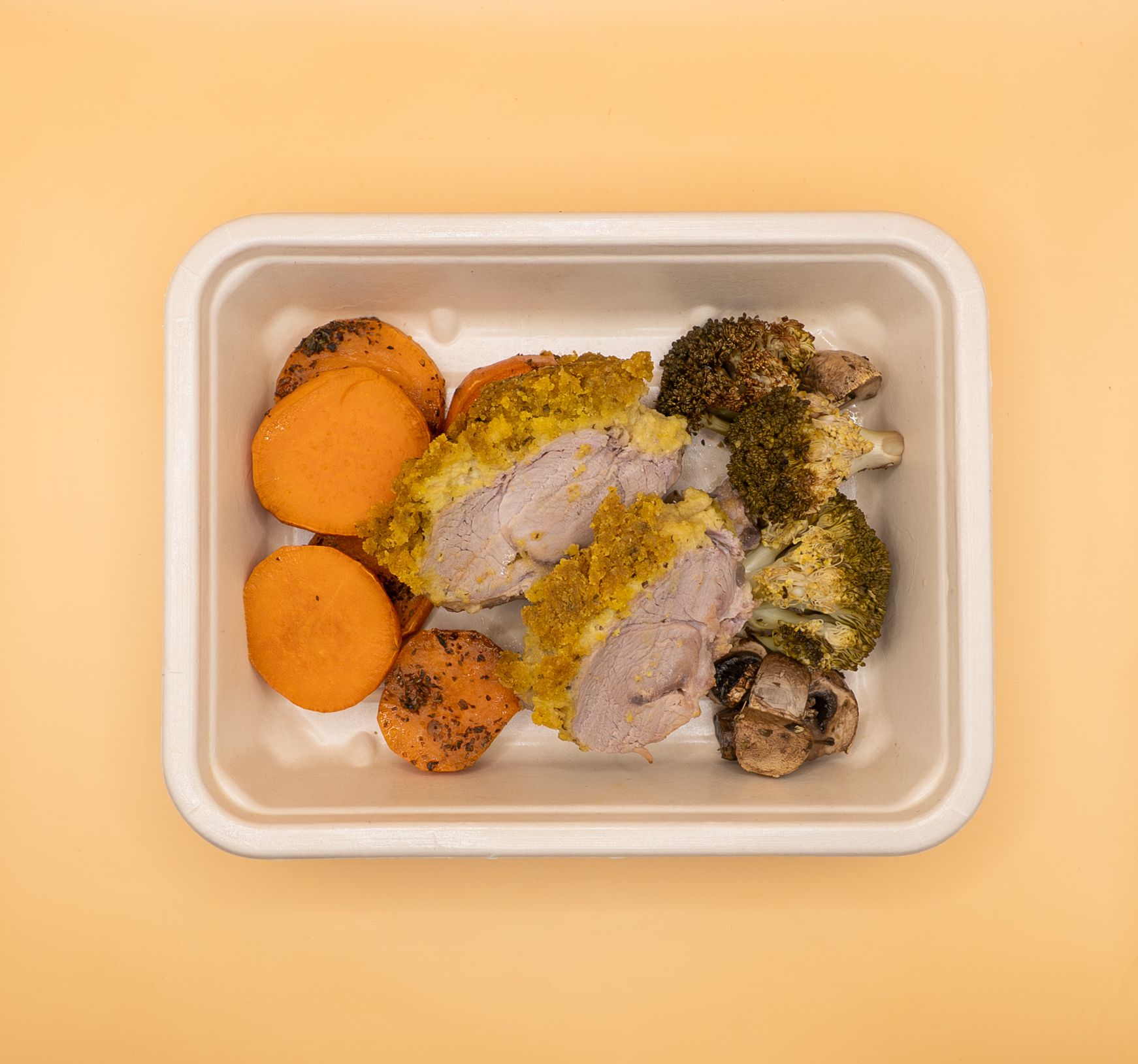 Lombo c/crosta de mostarda e salsa, batata doce assada, cogumelos e brócolos no forno