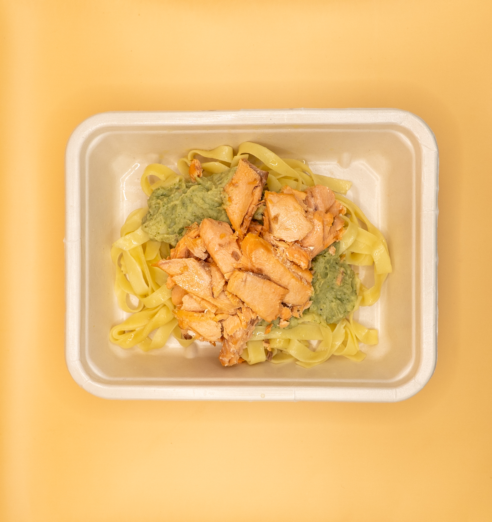 Lascas de salmão com tagliatelle e molho de agrião