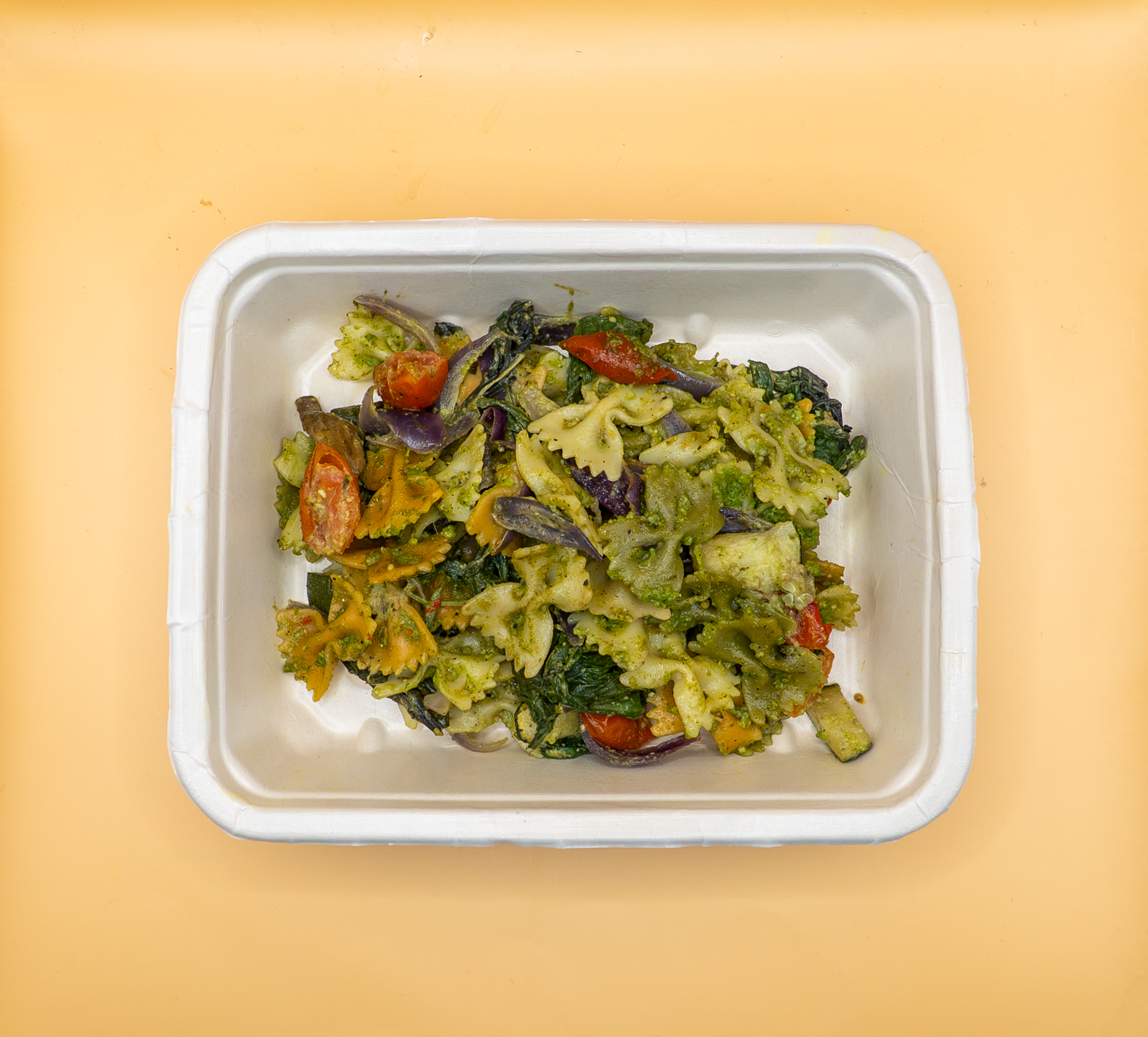 Massa primavera com molho pesto (vegetariano)