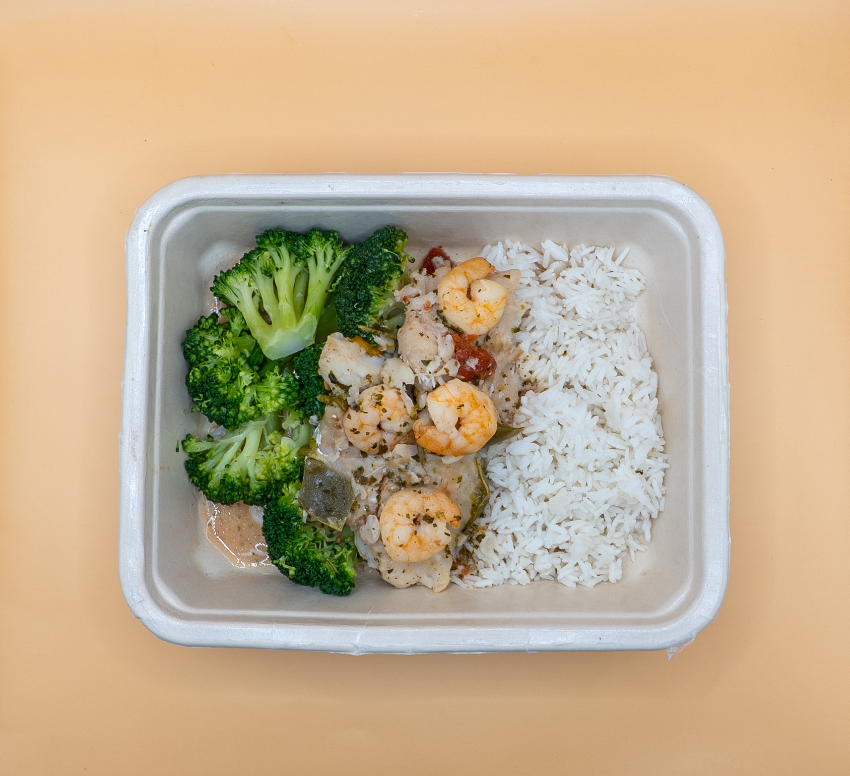 Moqueca de peixe e camarão com arroz thai e brócolos