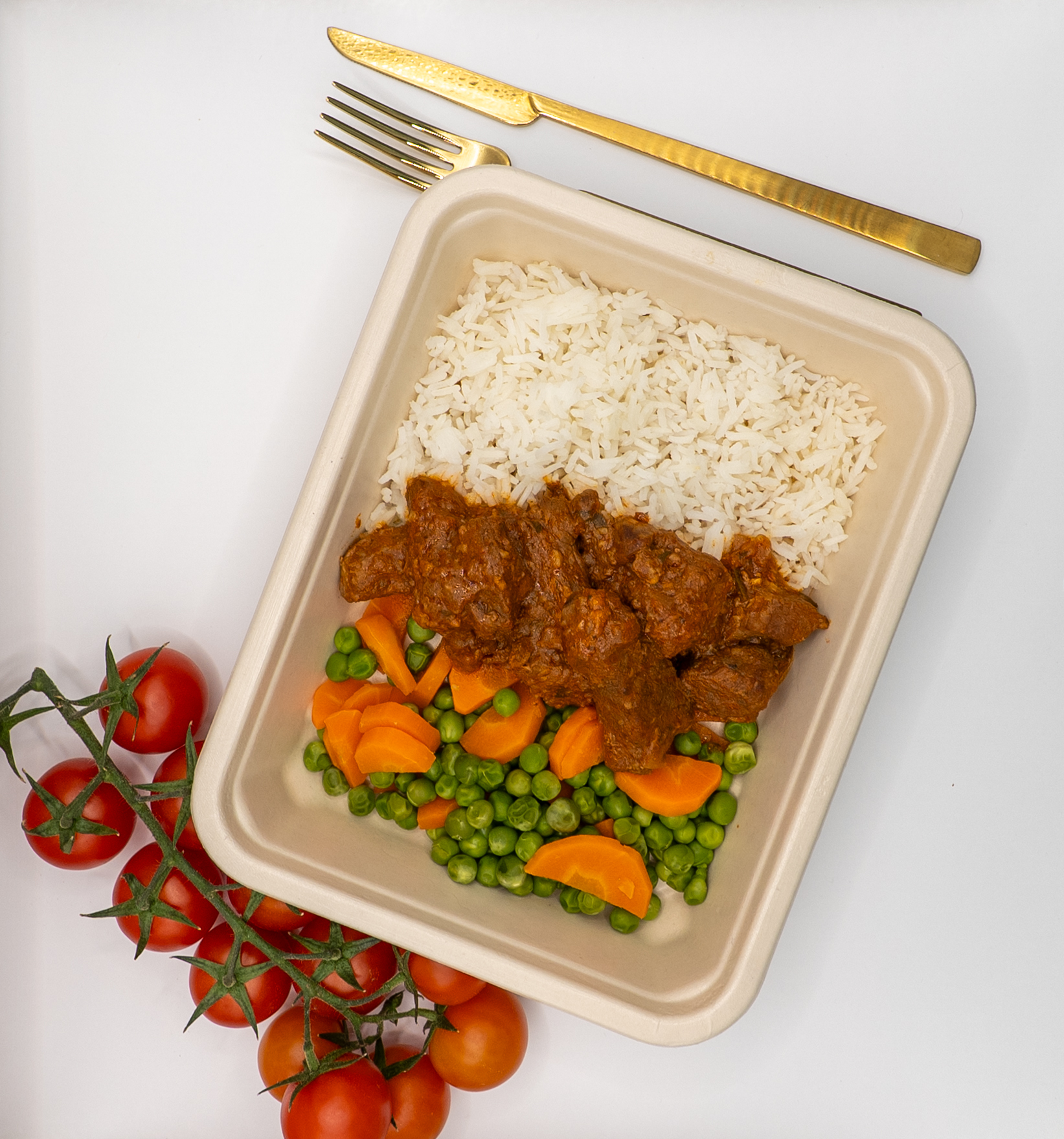 Novilho estufado com arroz basmati, ervilhas e cenoura