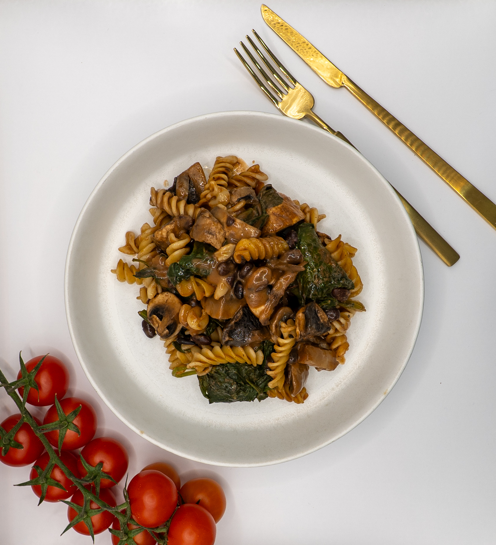 ‘One Pot Pasta’ (fusilli integral com feijão preto, espinafres e cogumelos) (vegan) - Image 2