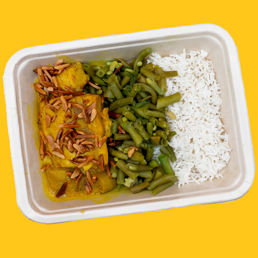 Perca estufada em alho francês, caril e amêndoa com arroz basmati e feijão verde