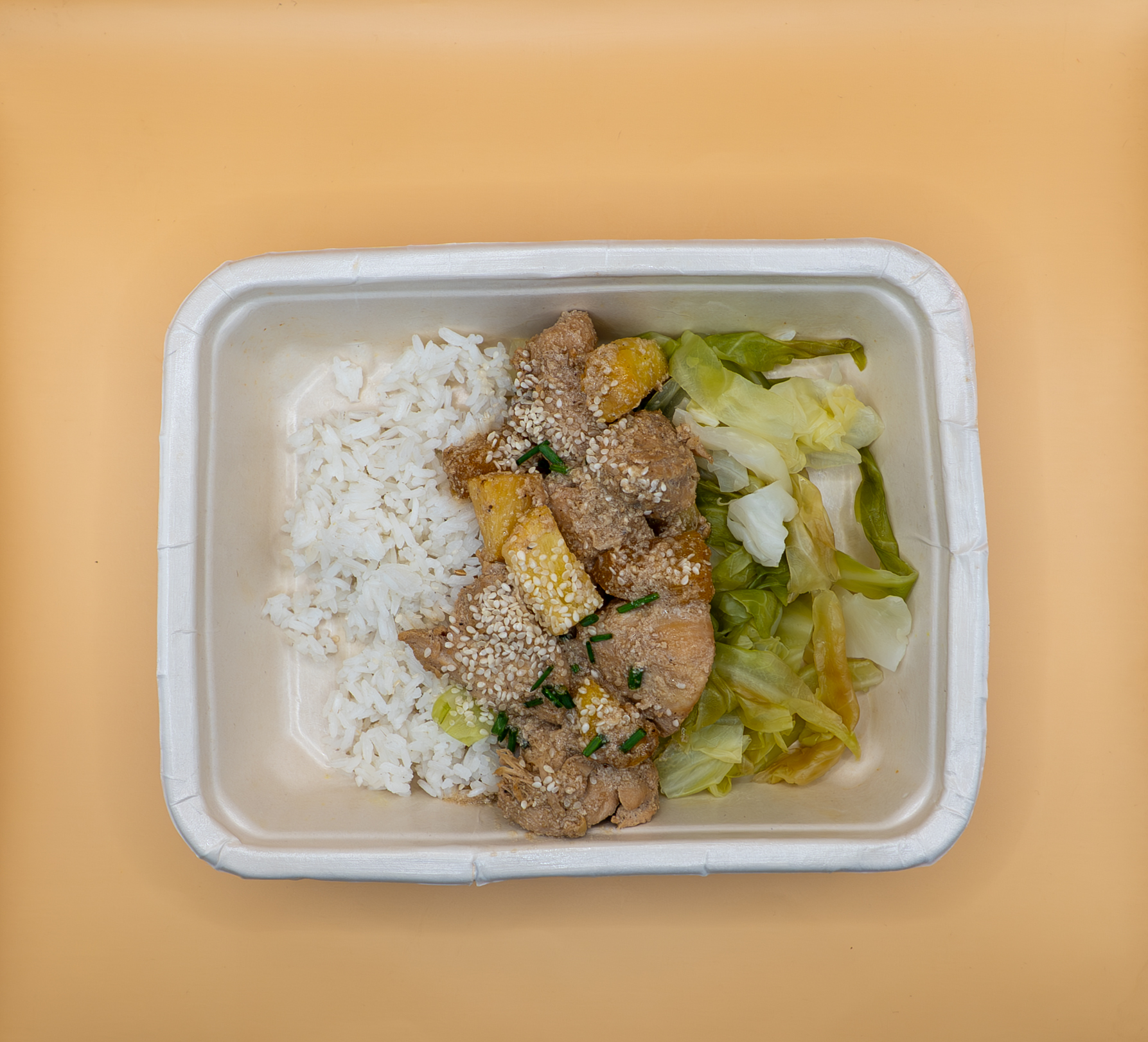 Salteado de frango com ananás, arroz thai, couve e sésamo