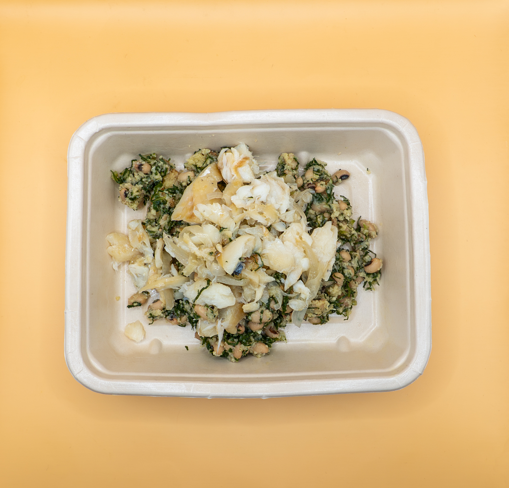 Bacalhau lascado com migas de feijão fradinho e broa de milho