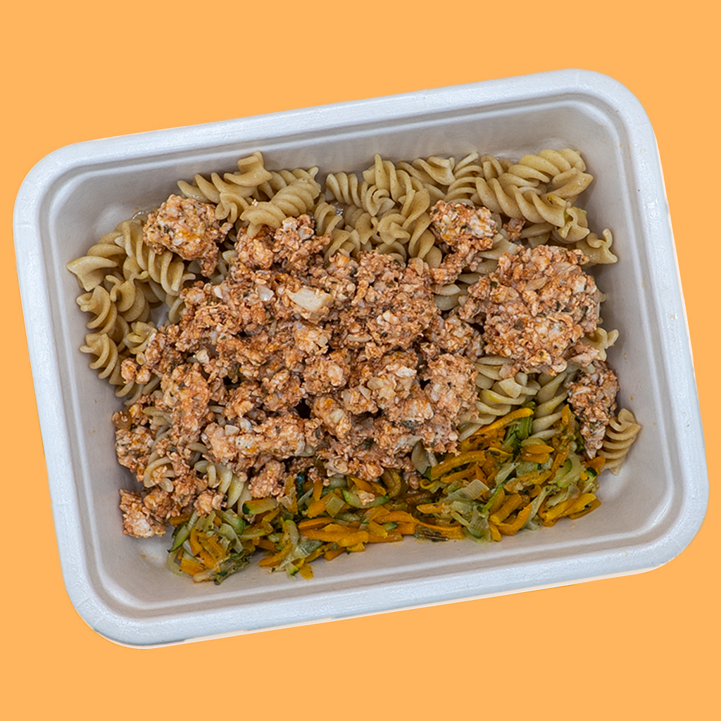 Bolonhesa de frango com massa e legumes salteados