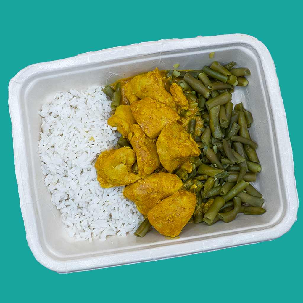 Caril de frango com arroz thai e feijão verde