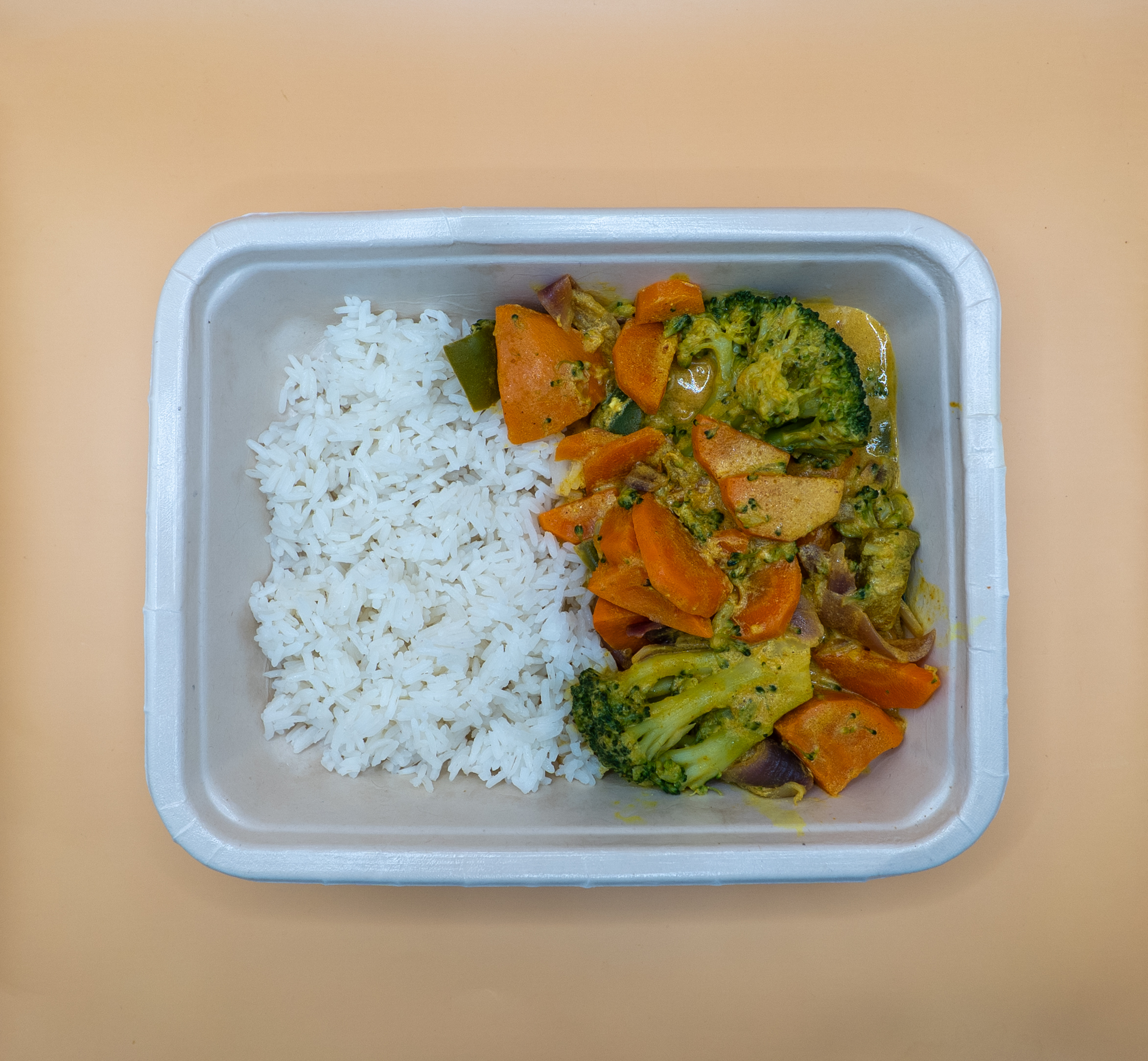 Caril vegetariano com arroz thai (vegetariano)