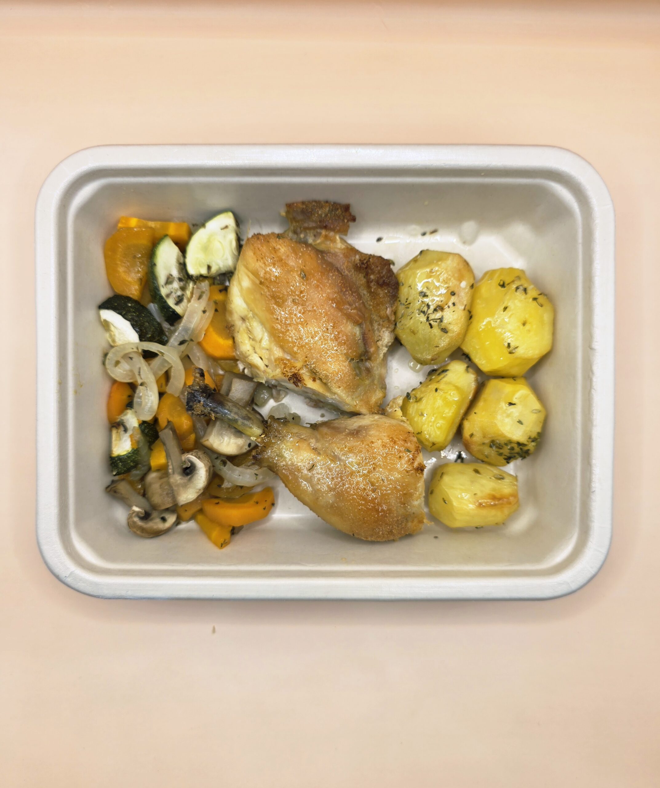 Coxa de frango assada com batata e legumes no forno