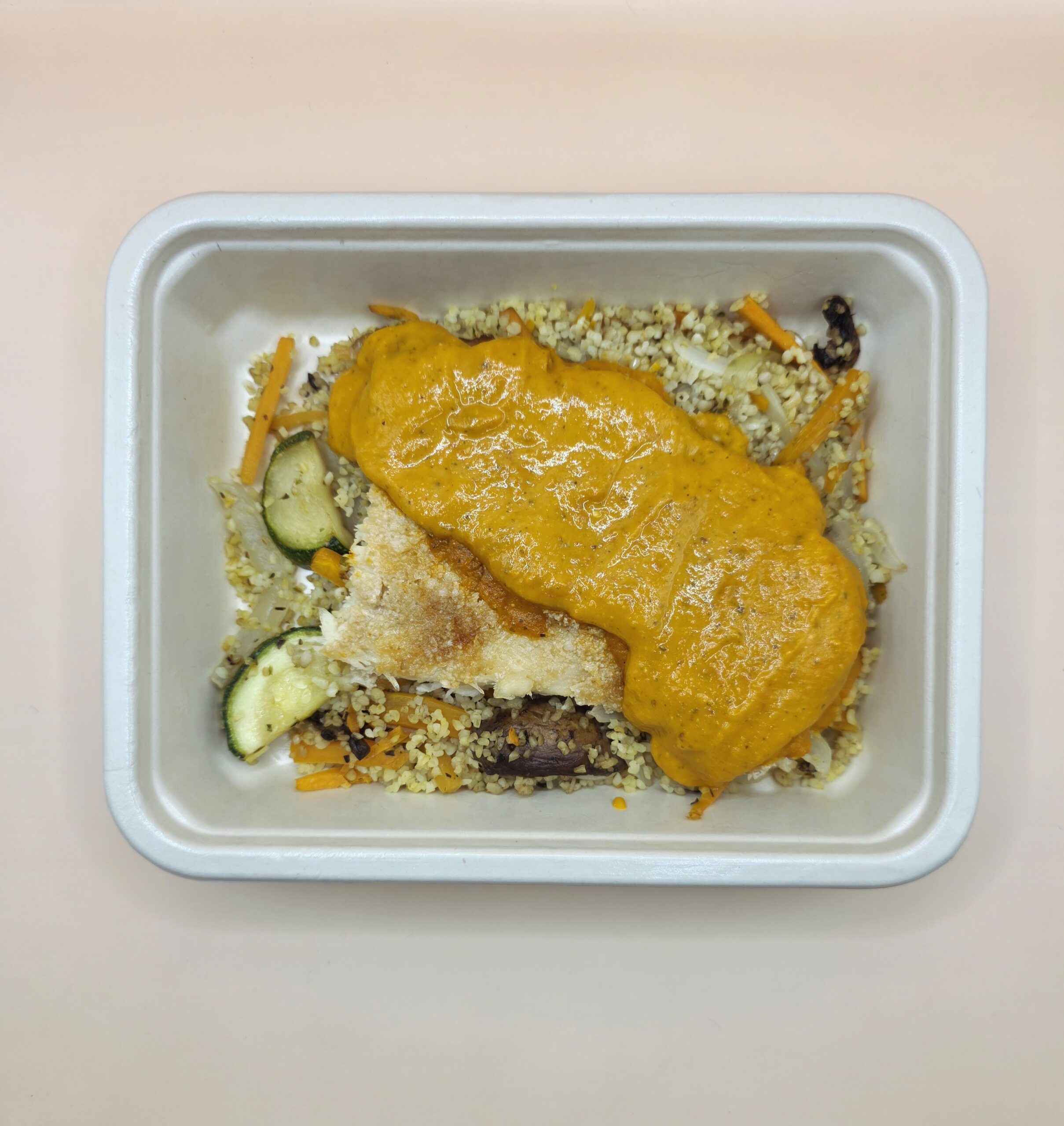 Filete de perca com molho de tomate assado, bulgur e legumes salteados