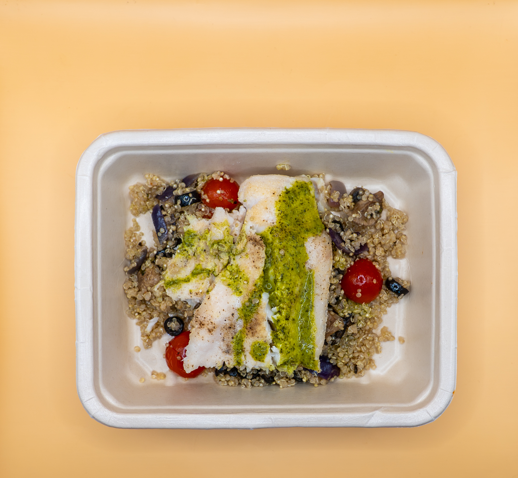 Filete de pescada com molho de limão e ervas e quinoa de legumes ao alho