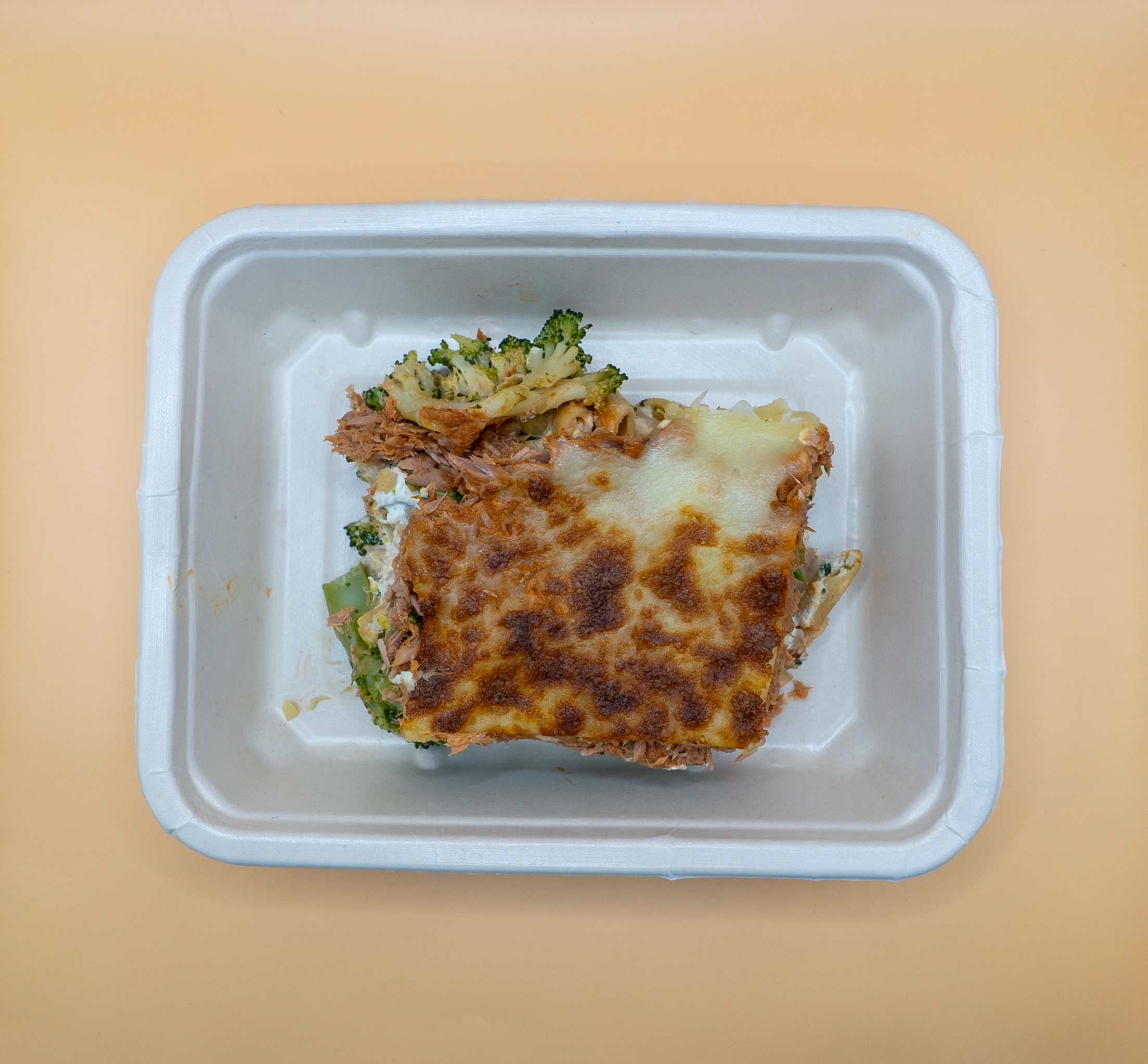 Gratinado de atum, massa, brócolos e ricotta
