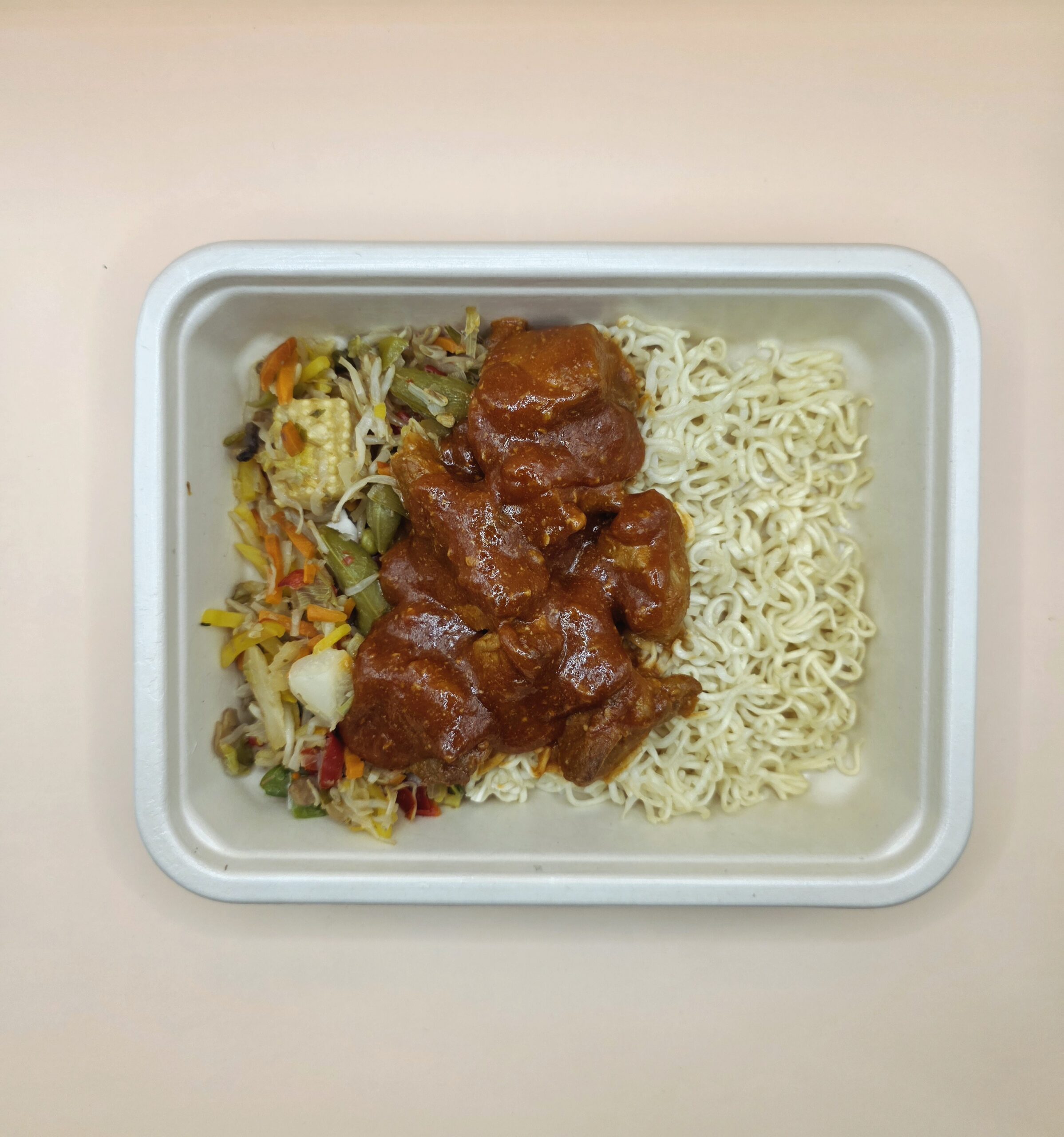 Lombinho agridoce com noodles e legumes salteados