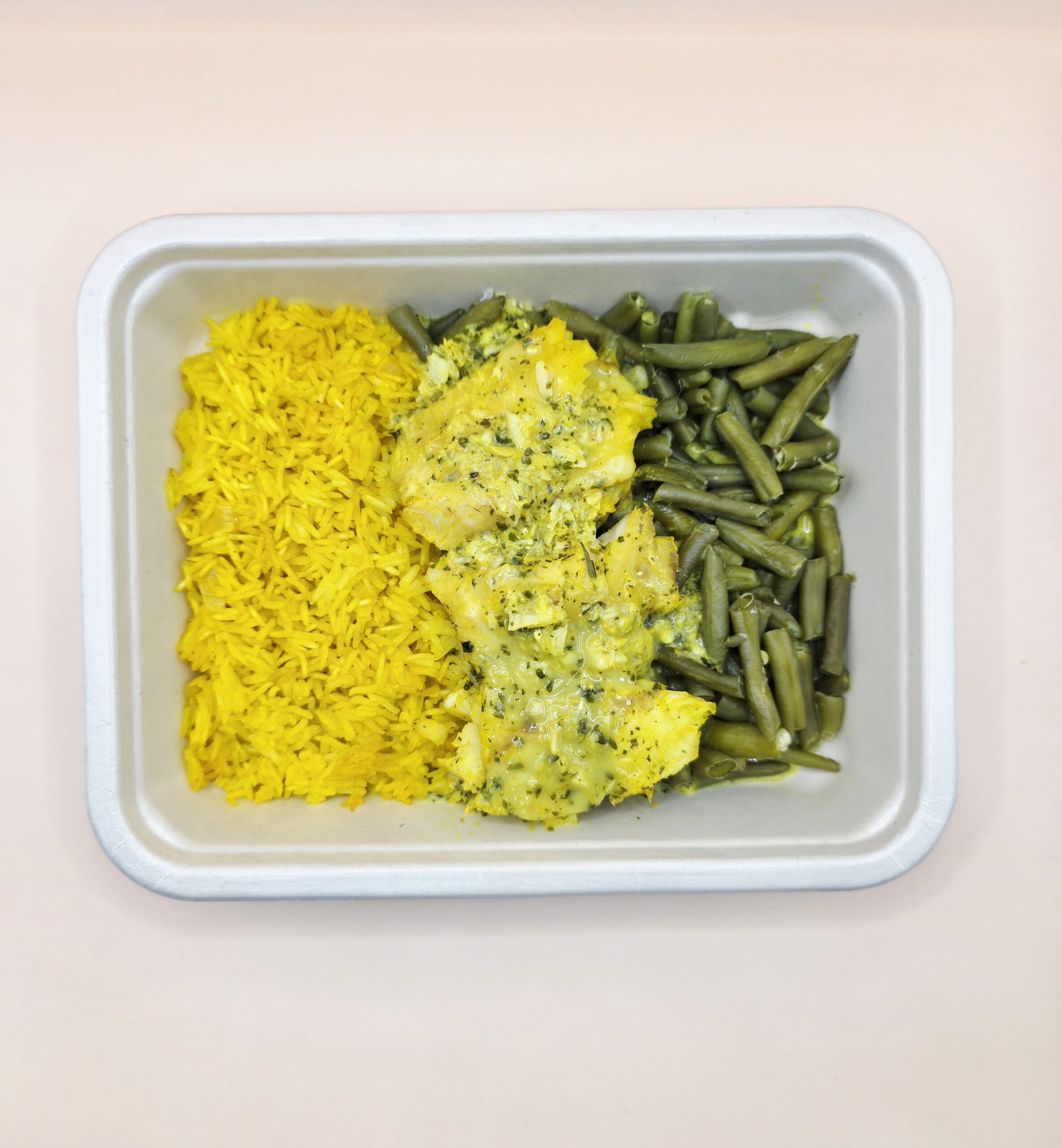 Pescada com molho de coco, arroz de açafrão e feijão verde