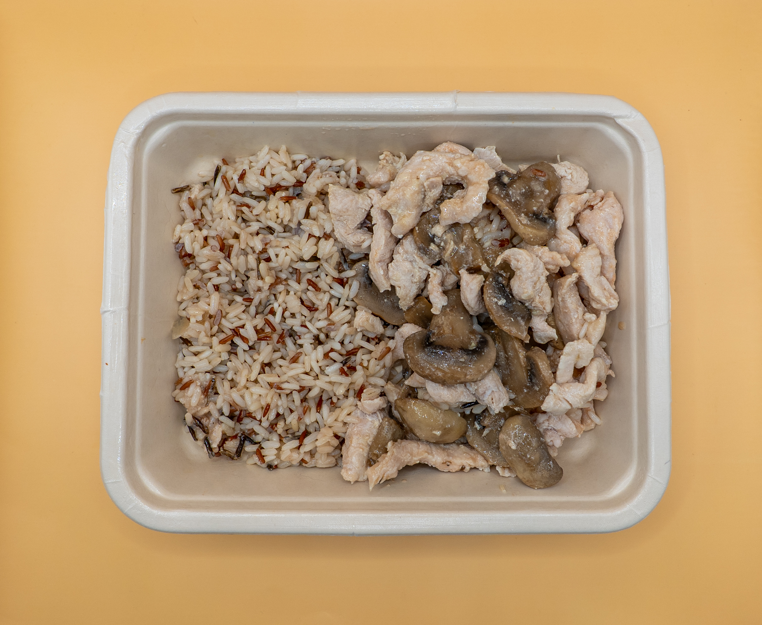 Strogonoff de peru com cogumelos e arroz selvagem