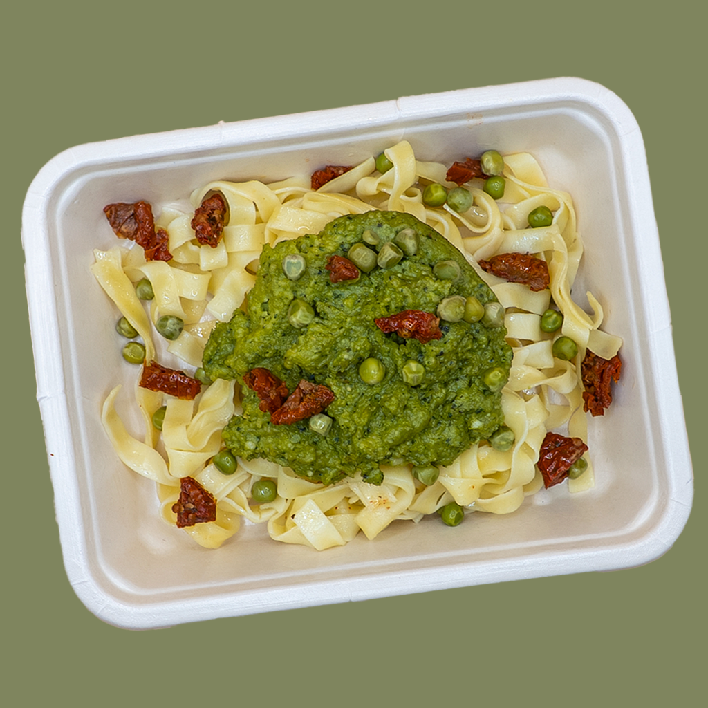 Tagliatelle com pesto de ervilhas e tomate seco (vegetariano)