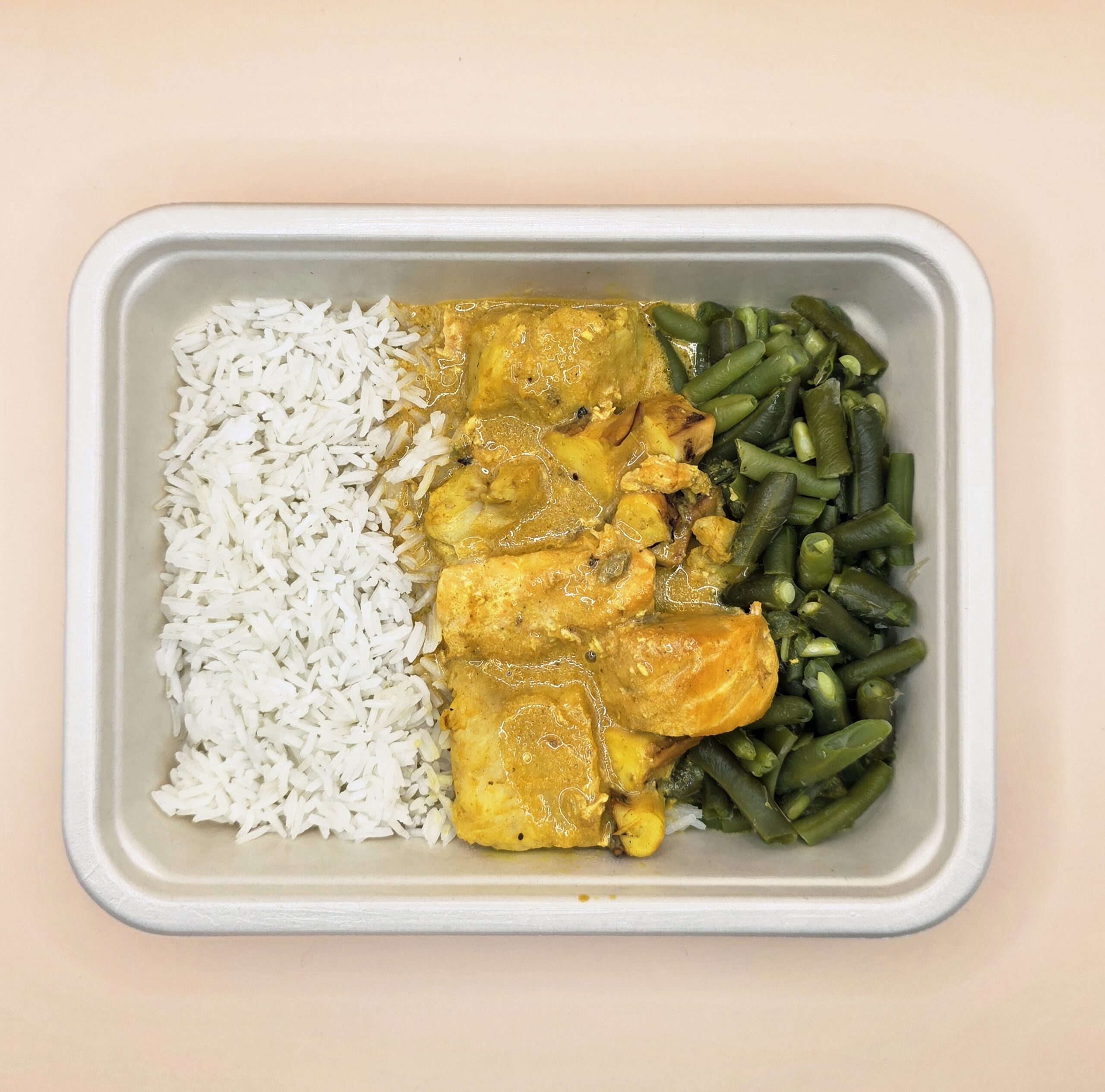 Caril de peixe com arroz basmati e feijão verde