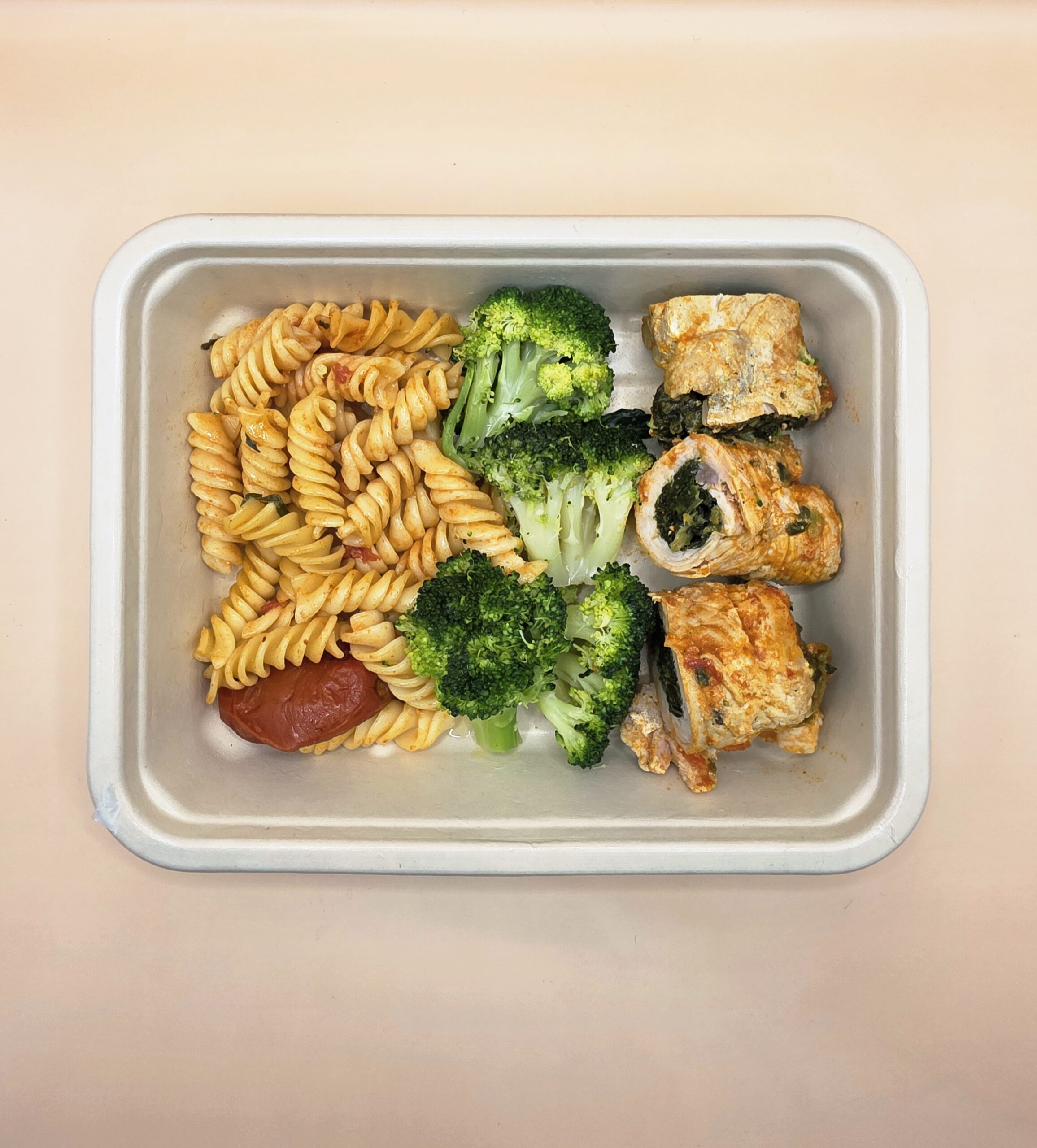 Rolinhos de peru com espinafres e mozzarella, fusilli e brócolos