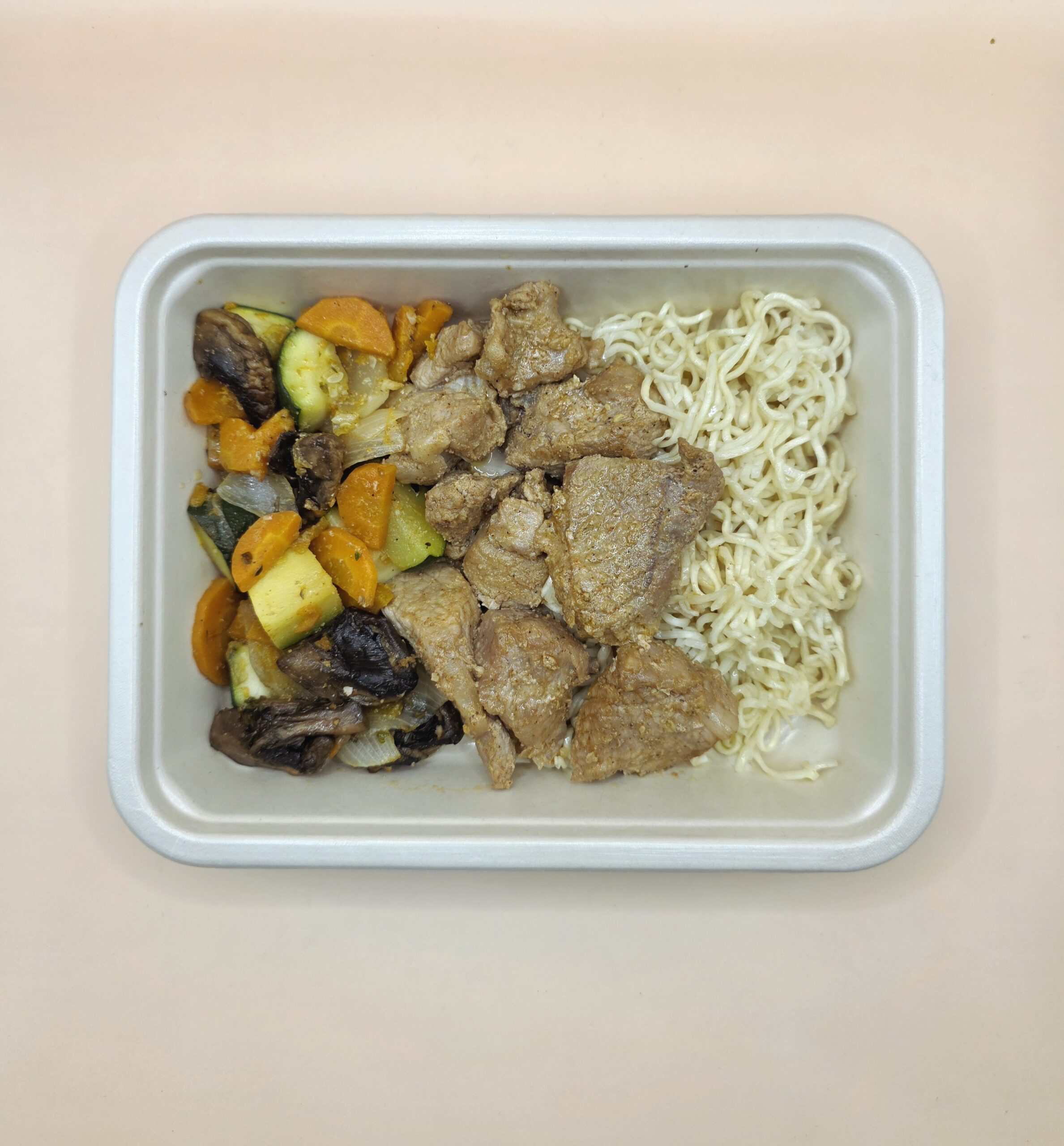 Lombinho aos cubos com vegetais salteados e noodles