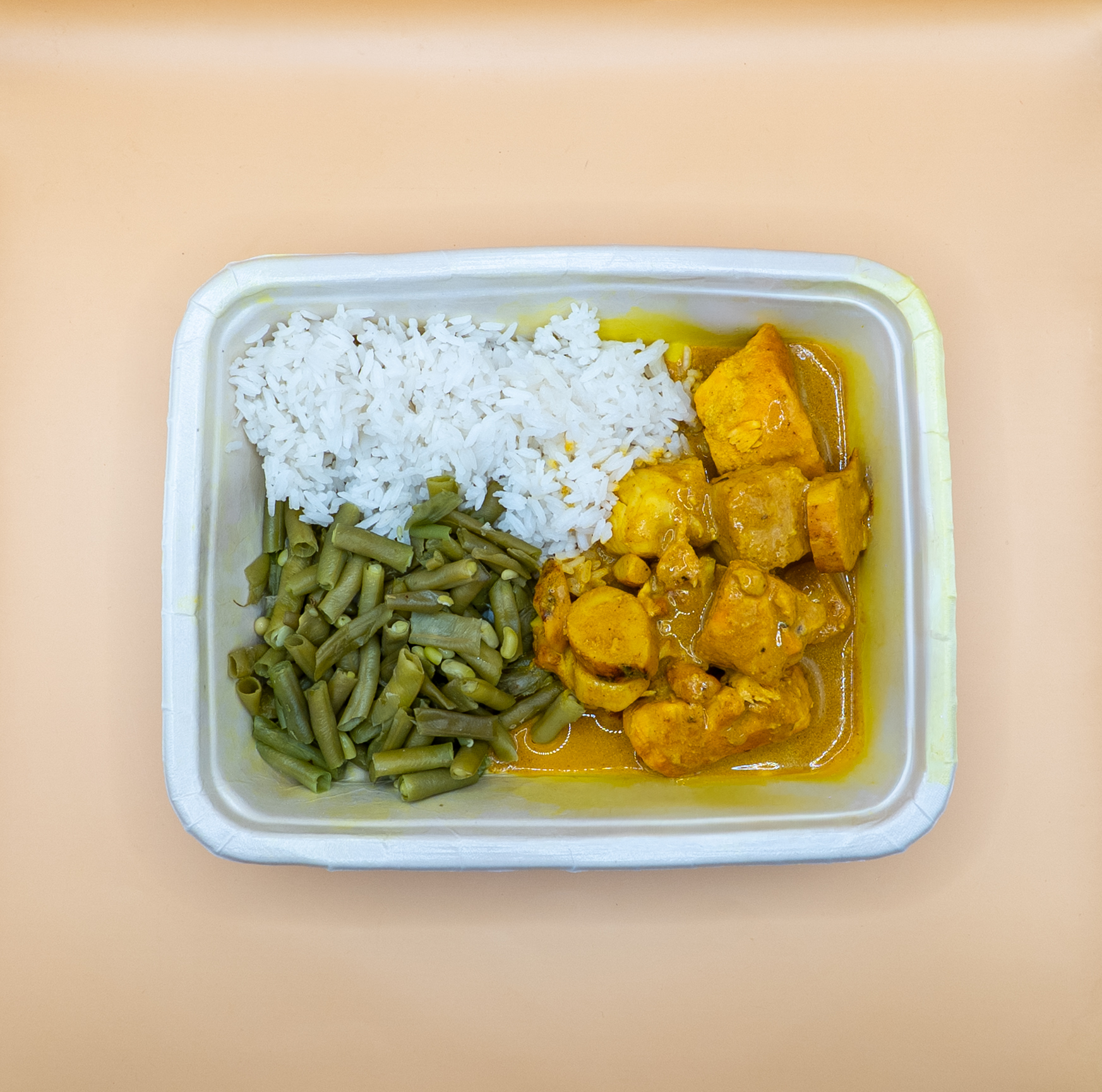 Caril de peixe com arroz basmati e feijão verde
