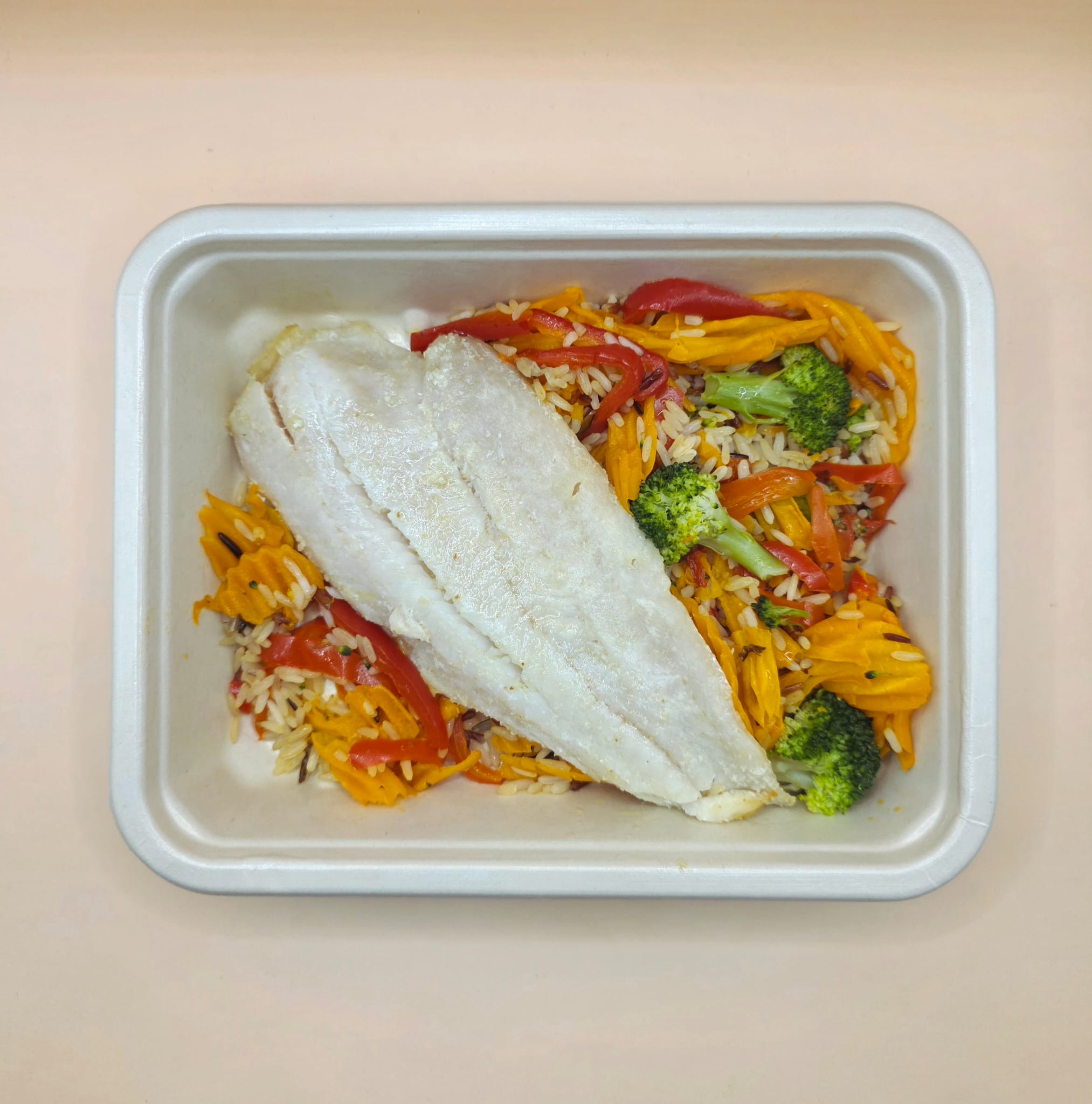 Filete de pescada com salada de arroz selvagem e legumes