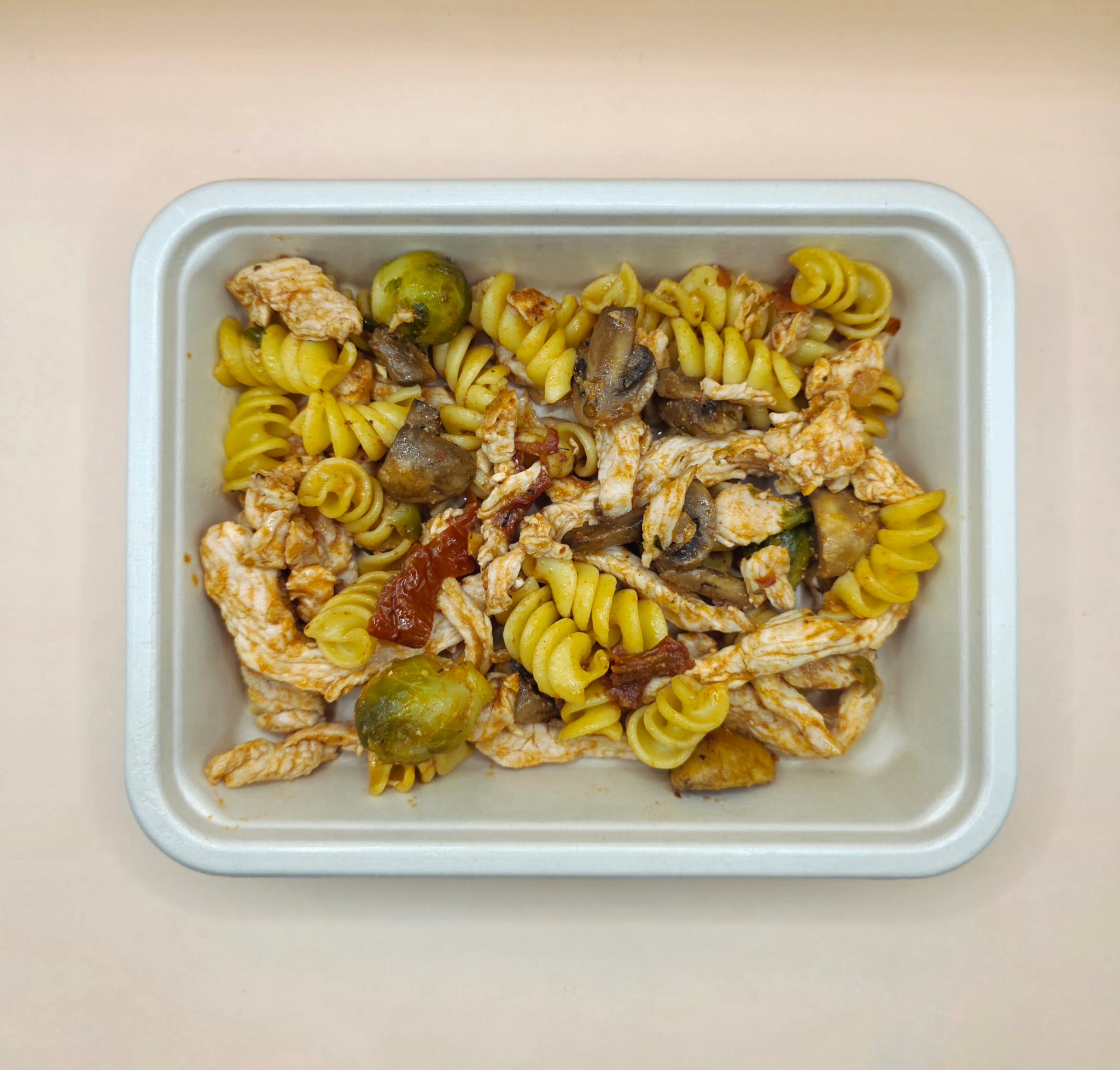 Fusilli com peru, cogumelos, couve de bruxelas e tomate seco