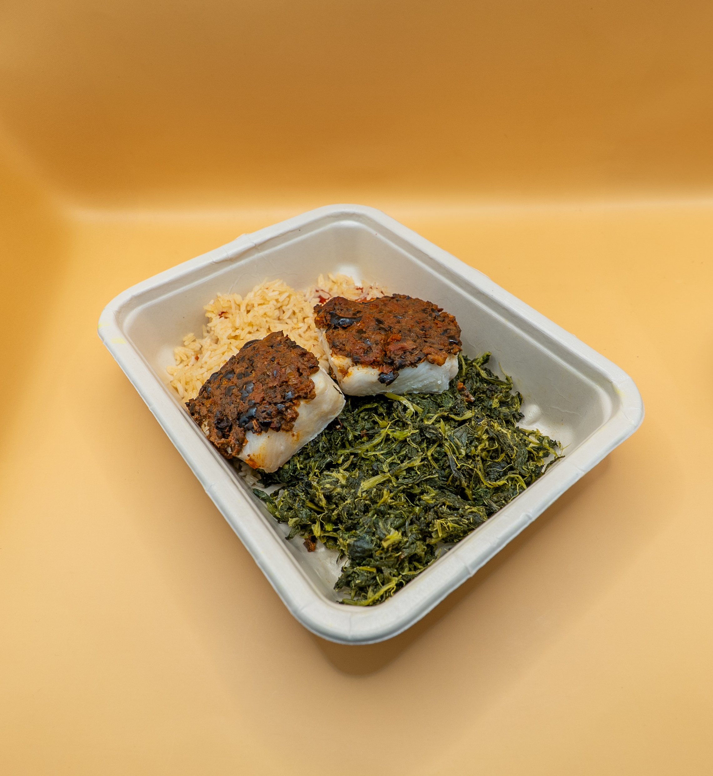 Lombos de pescada com crosta de tomate seco e azeitonas, arroz de tomate e grelos salteados - Image 3
