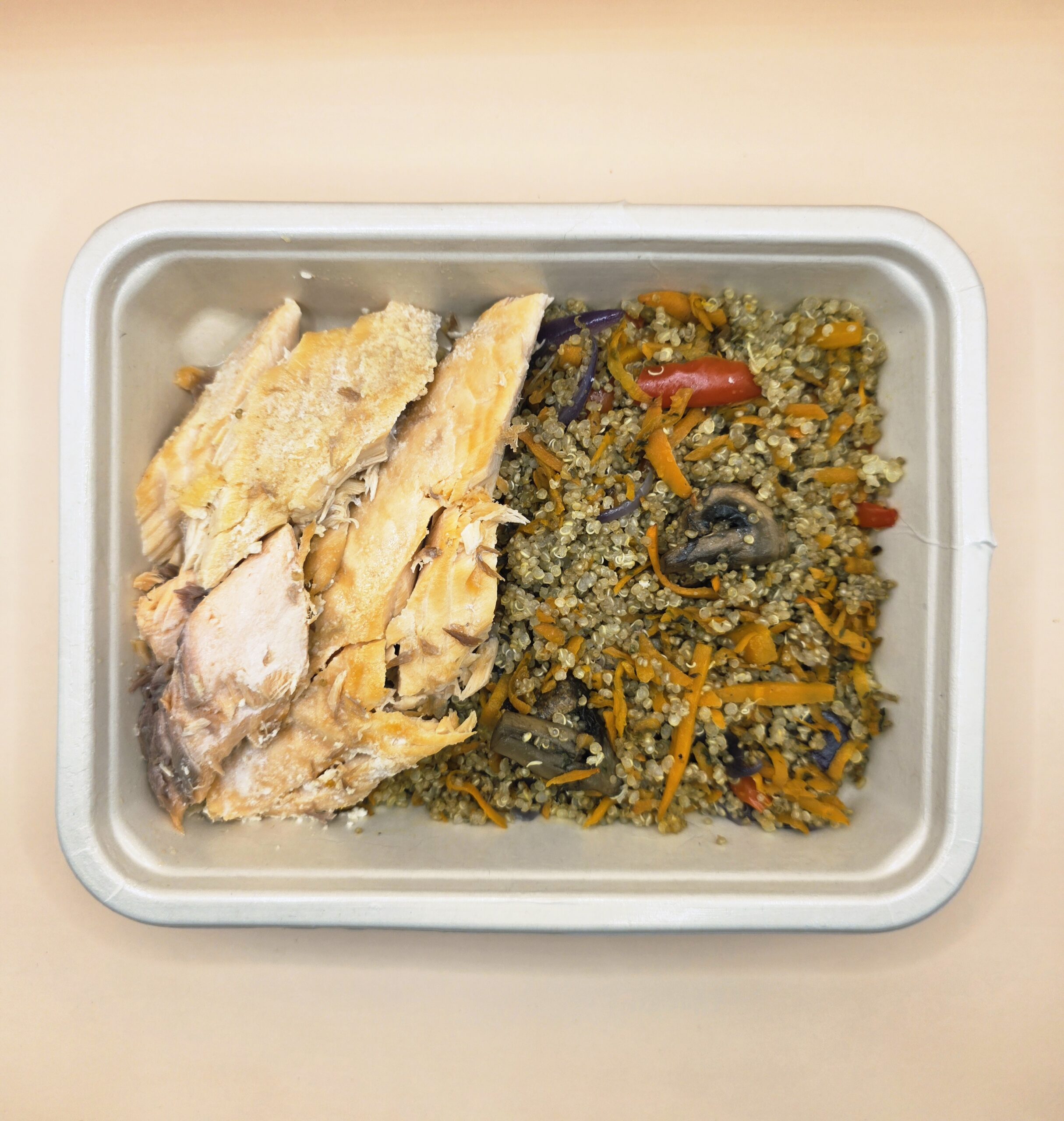 Lascas de salmão no forno com quinoa de legumes assados