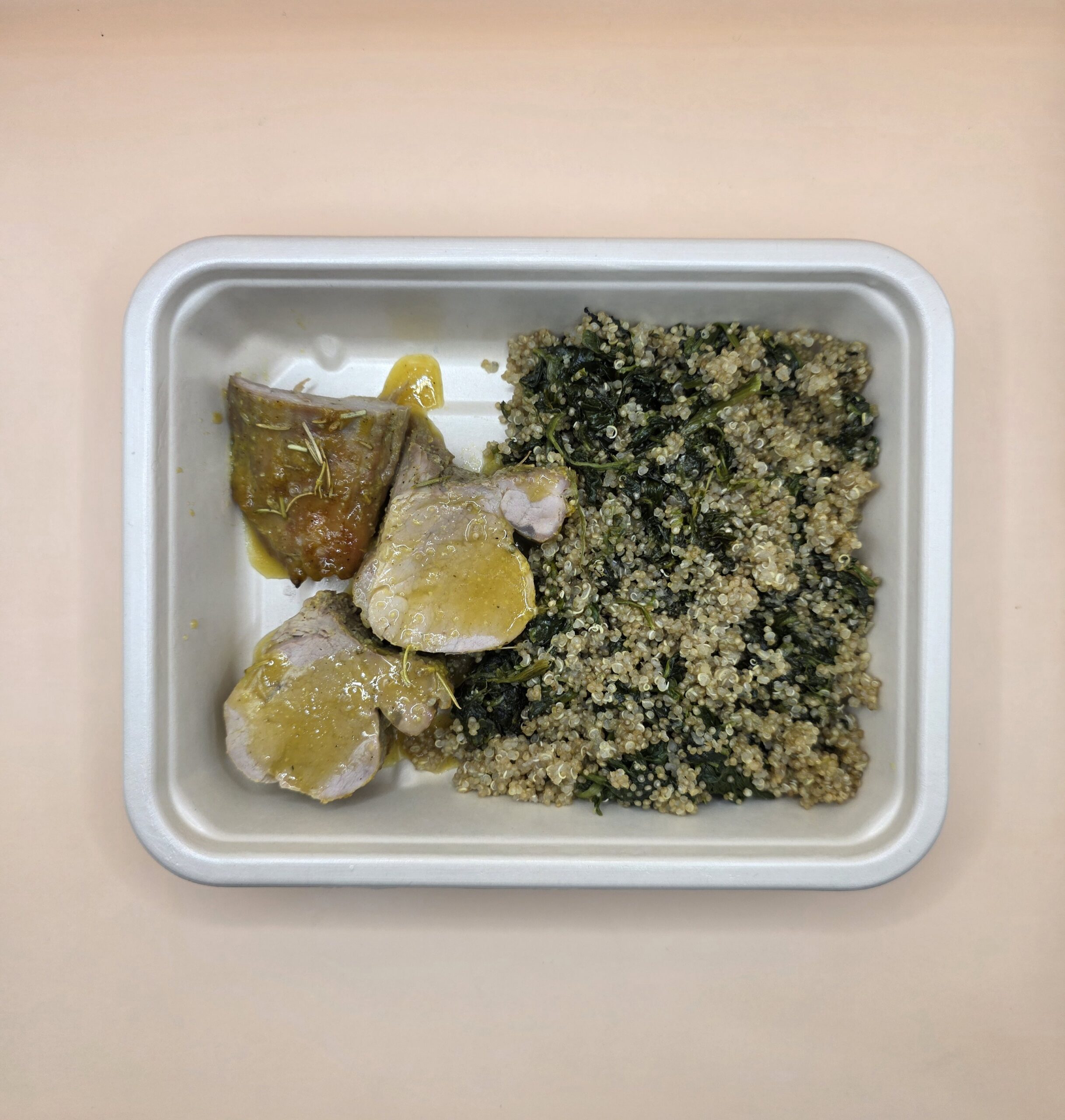 Lombinho com molho de mostarda e mel e quinoa com espinafres