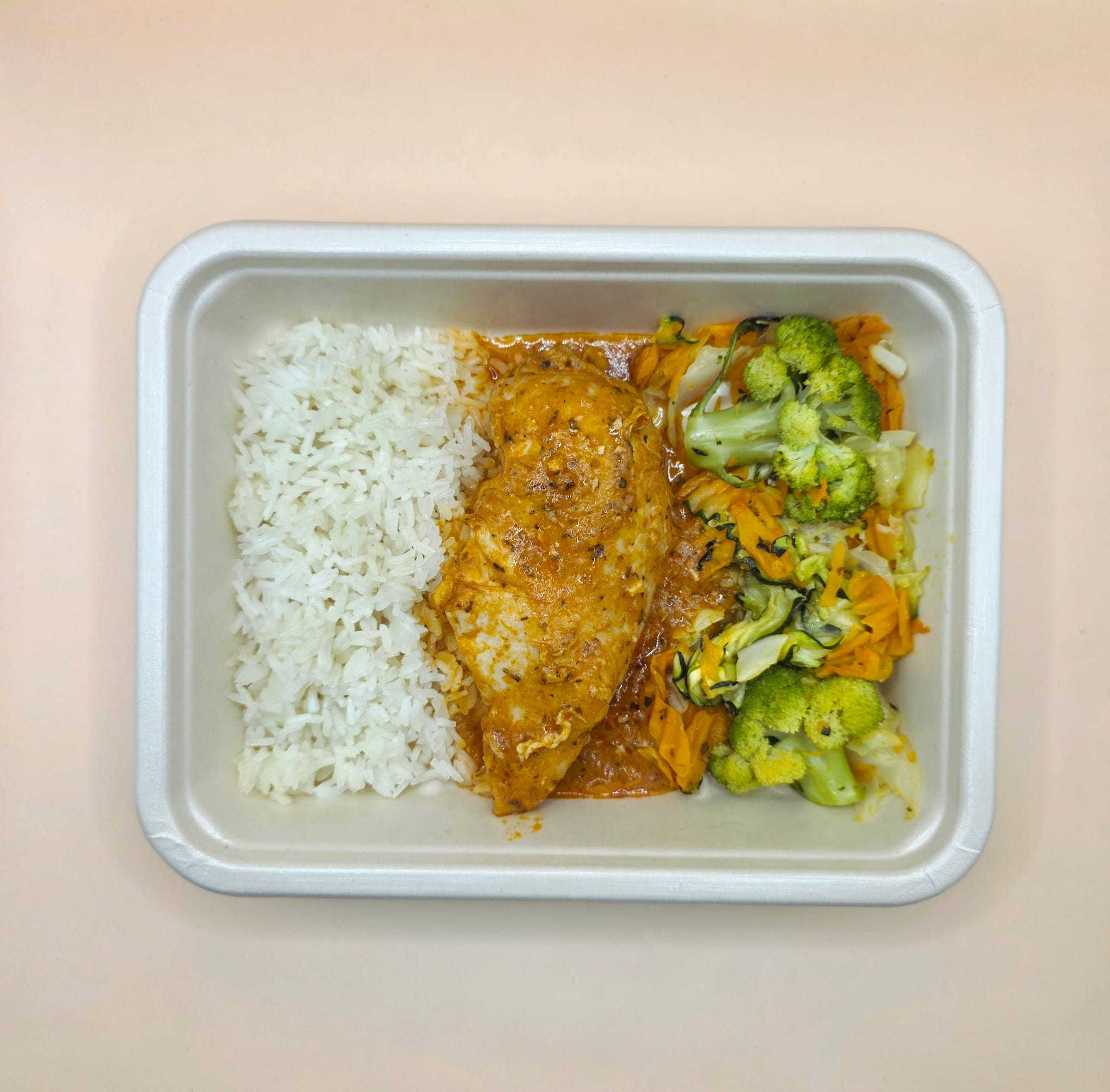 Peito de frango estufado, arroz thai e legumes salteados