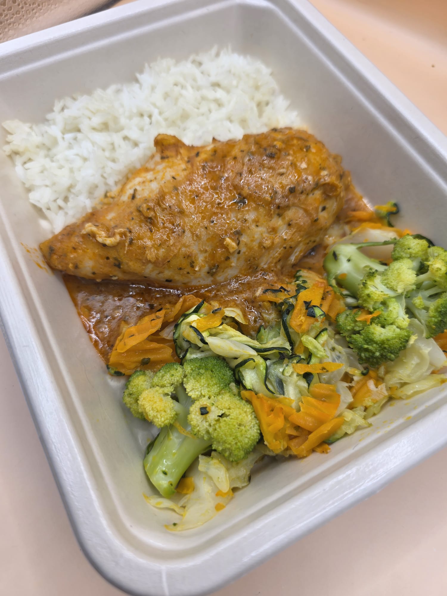 Peito de frango estufado, arroz thai e legumes salteados - Image 2