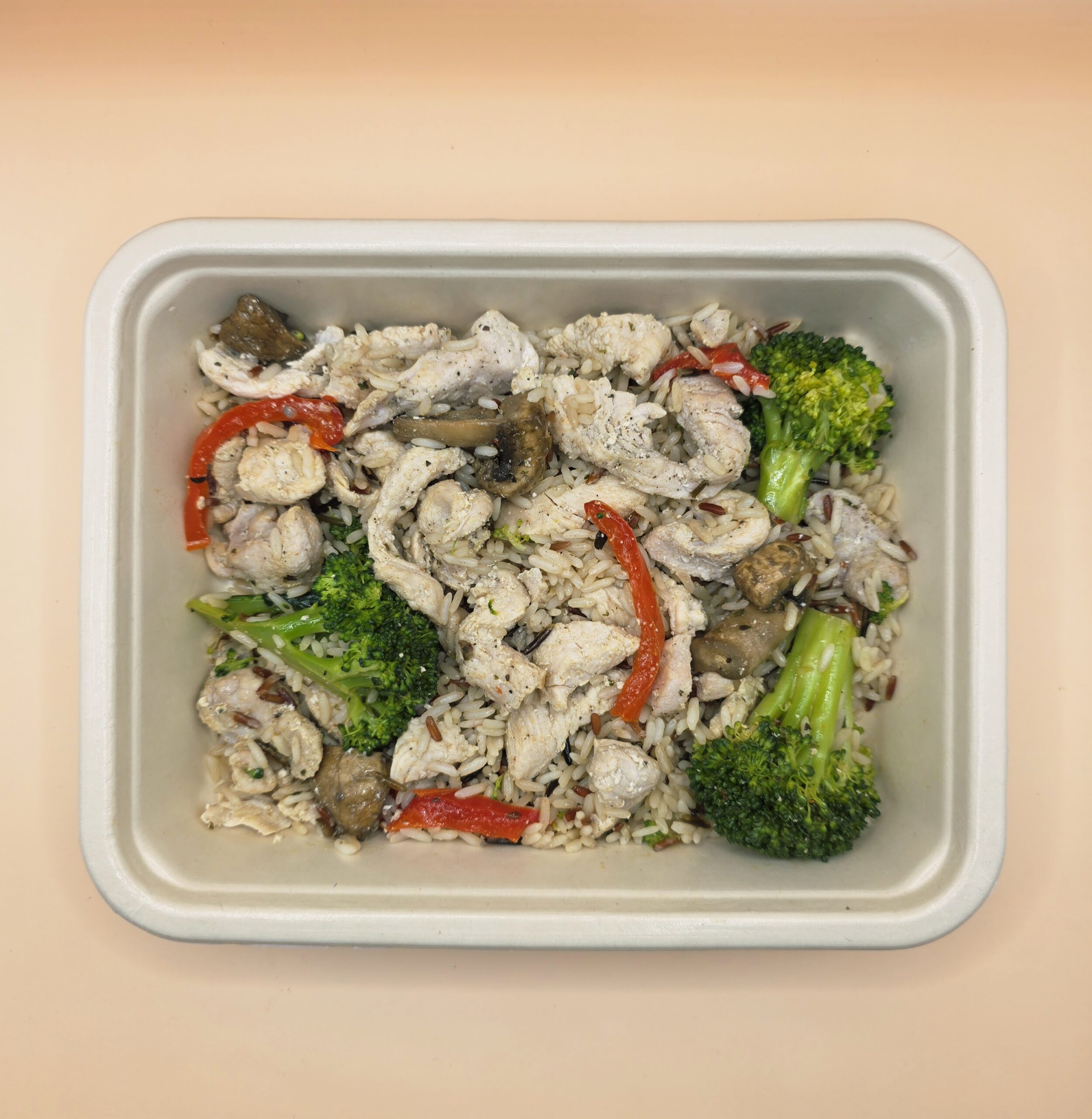 Salada de peru, arroz selvagem e legumes