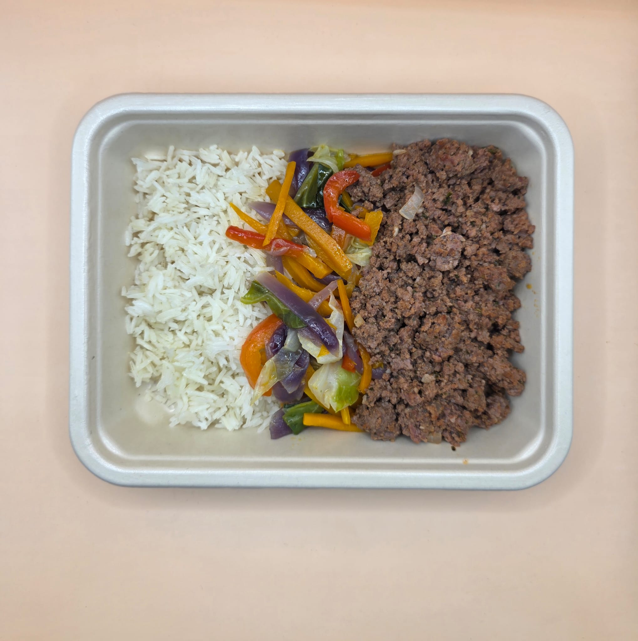 Novilho picado com arroz basmati e vegetais salteados