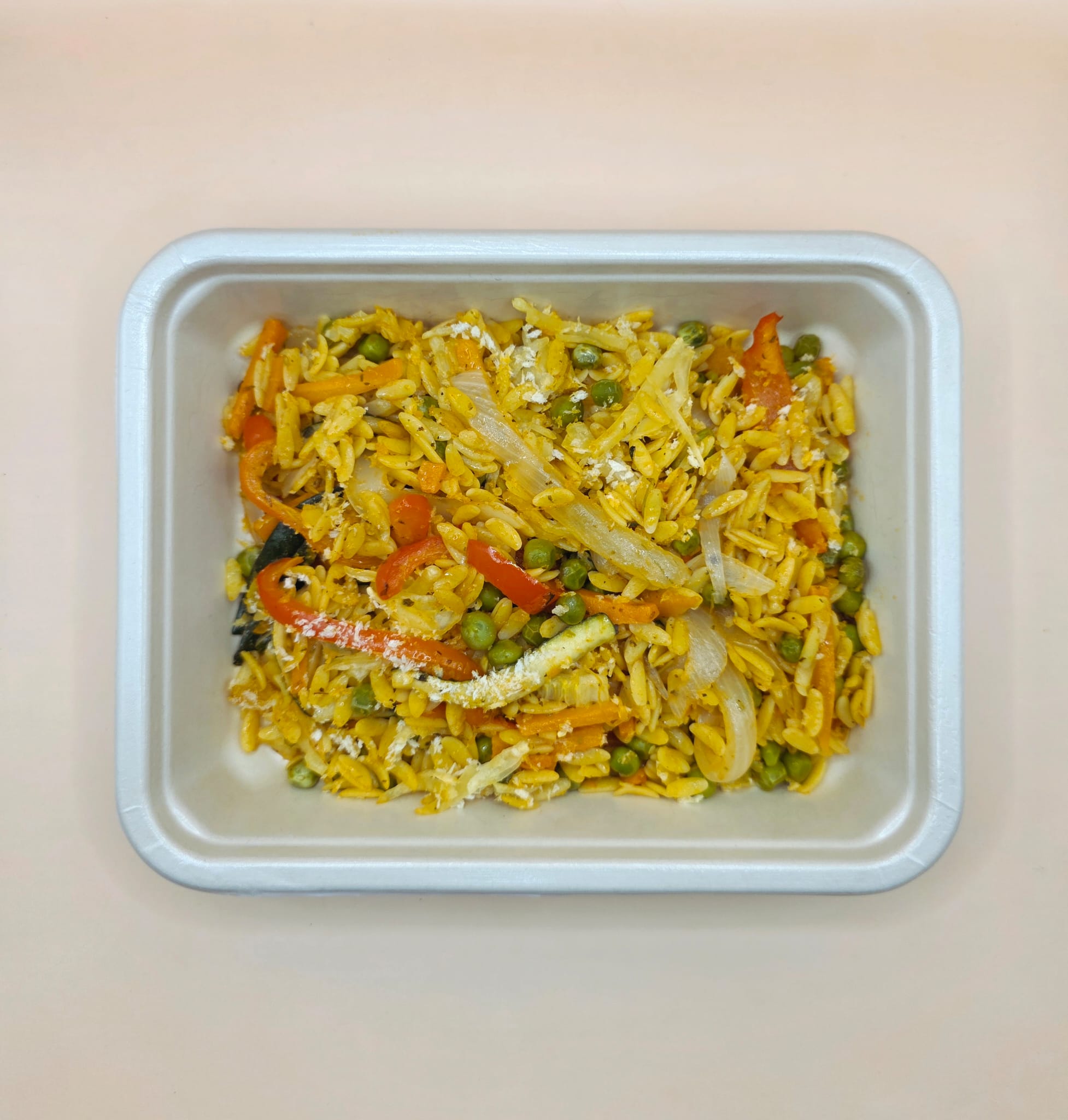 Orzo assado com legumes e queijo vegan (vegan)